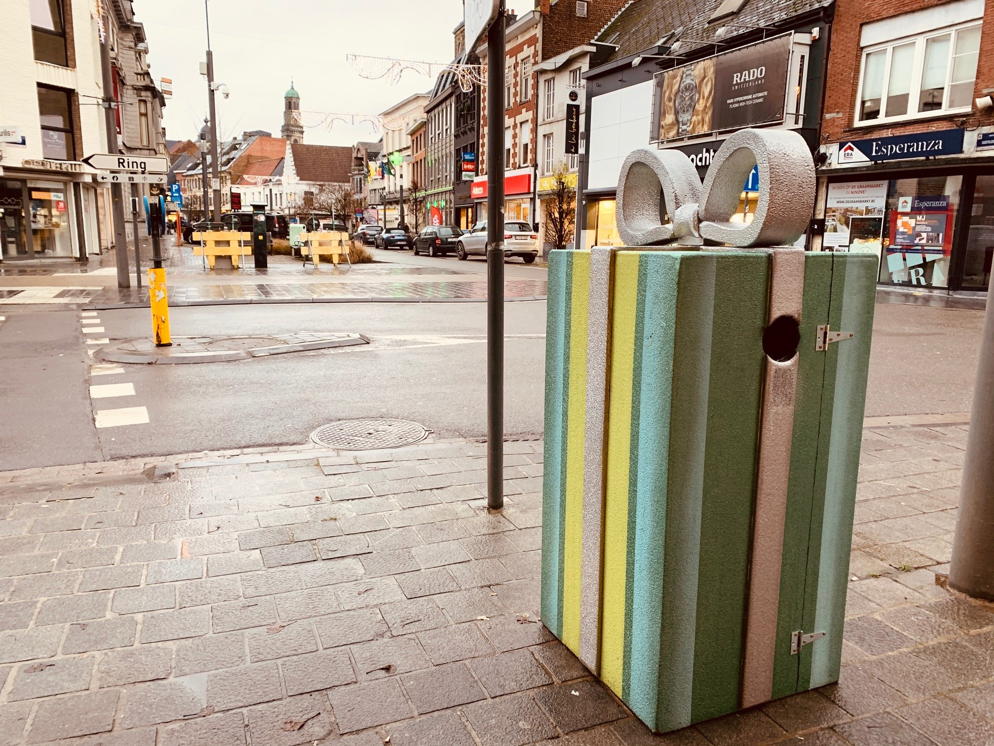 Ook de vuilnisbakken staan er in feestverpakking bij