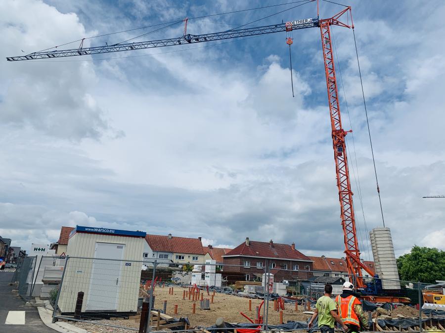 Bouwkraan helt vervaarlijk over