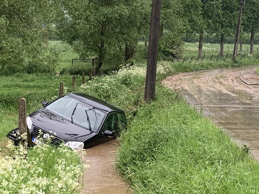 Auto slipt door modderstroom en belandt in gracht