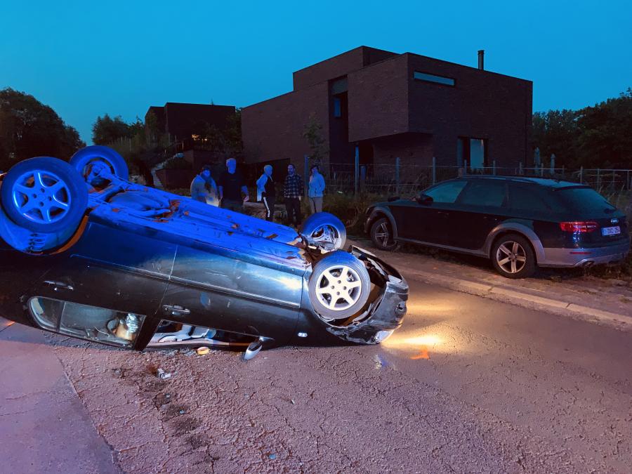 Jonge chauffeur belandt met wagen op dak na botsing
