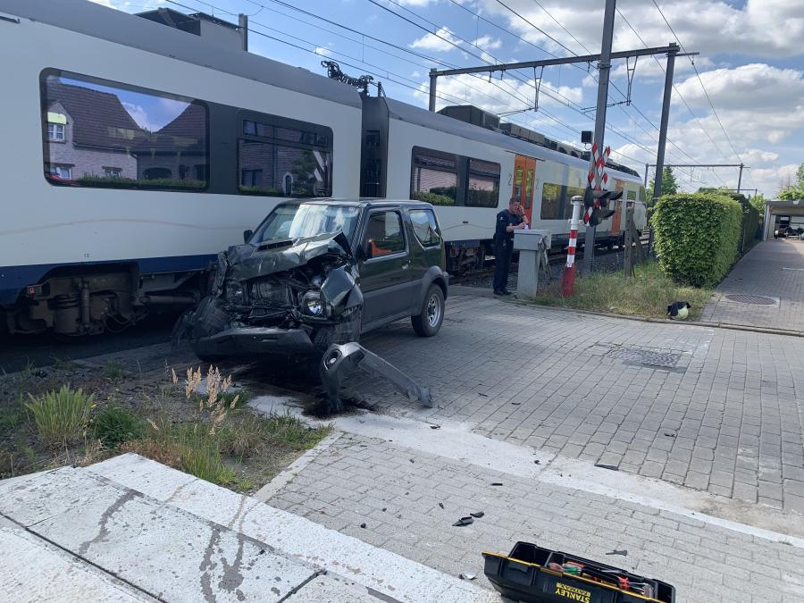 Trein ramt personenwagen: bestuurder komt met de schrik vrij