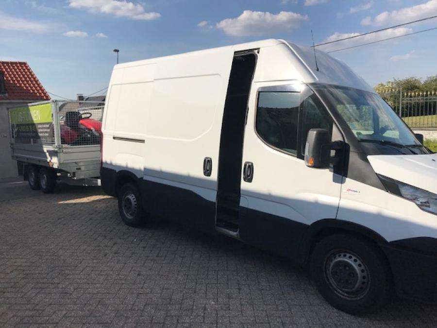 Dieven stelen gereedschap uit bestelwagen van tuinaannemer