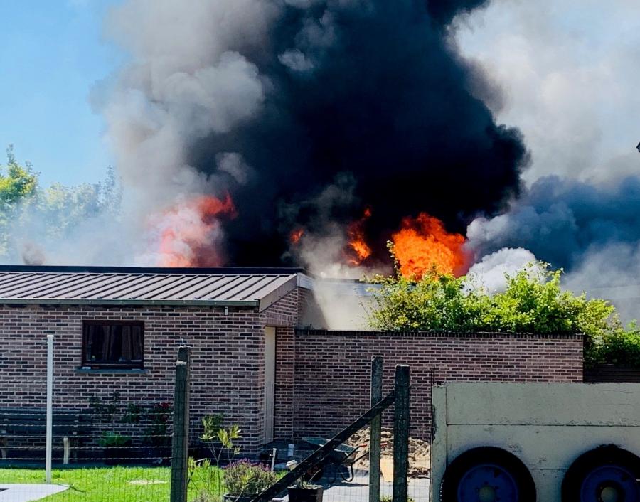 Korte, maar hevige brand legt bungalow aan ‘t Kruis in de as