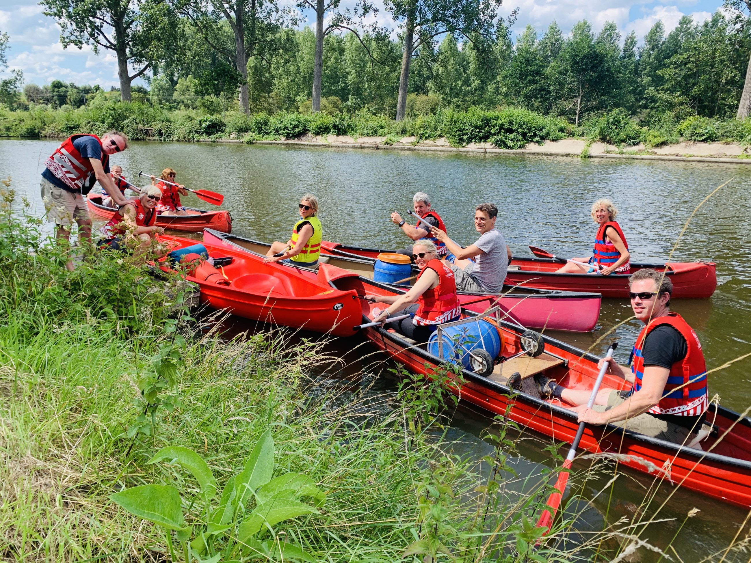 Kanoërs overnachten tijdens Dendertocht bij de Amusanten