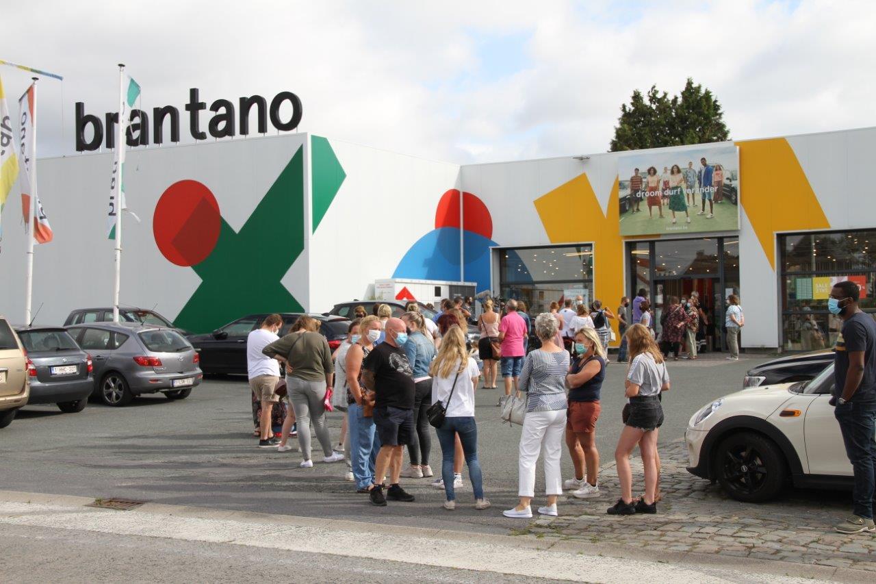 Lange wachtrijen voor uitverkoop Brantanowinkel