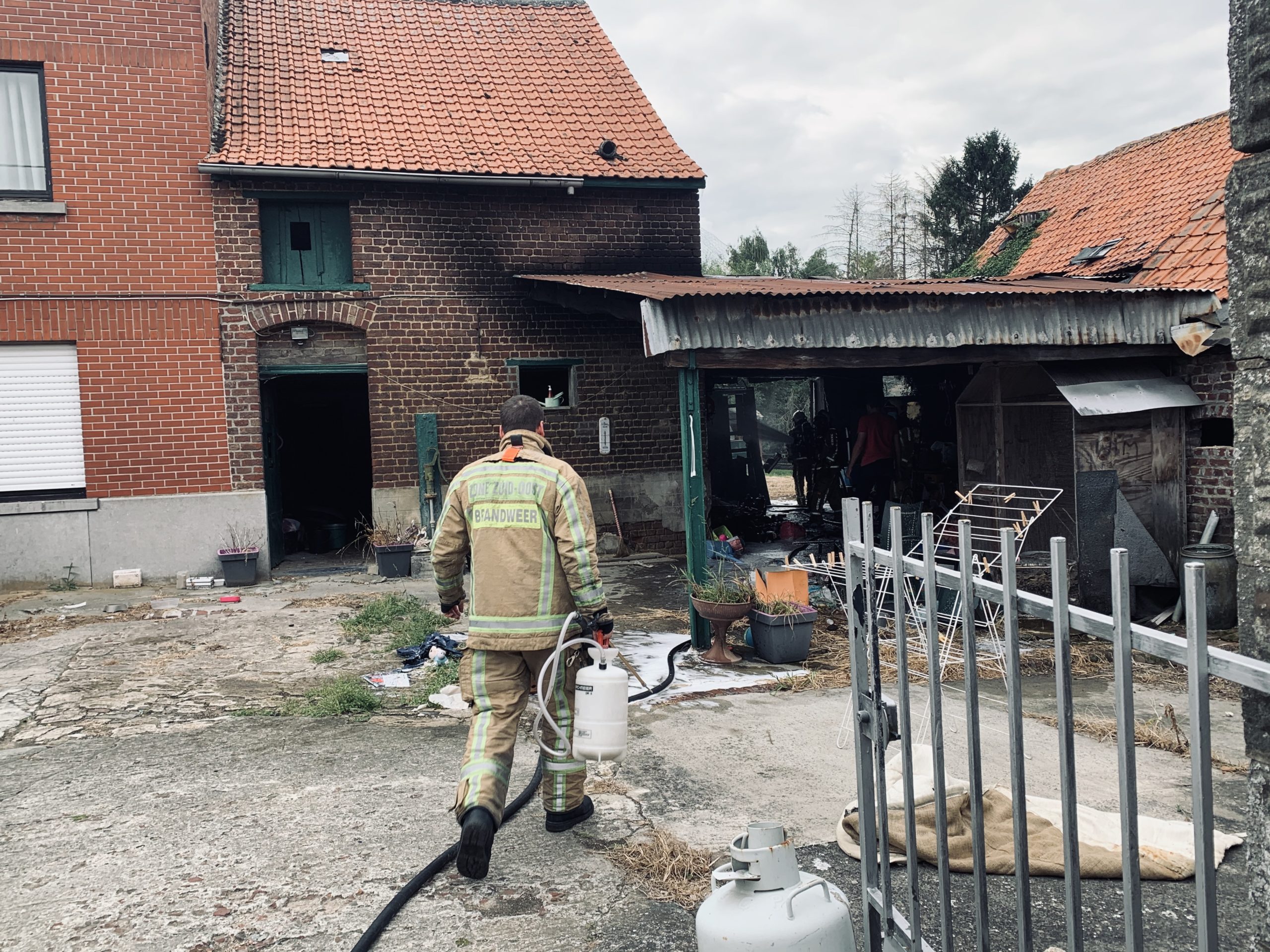 Buren helpen brand blussen op Prindaal