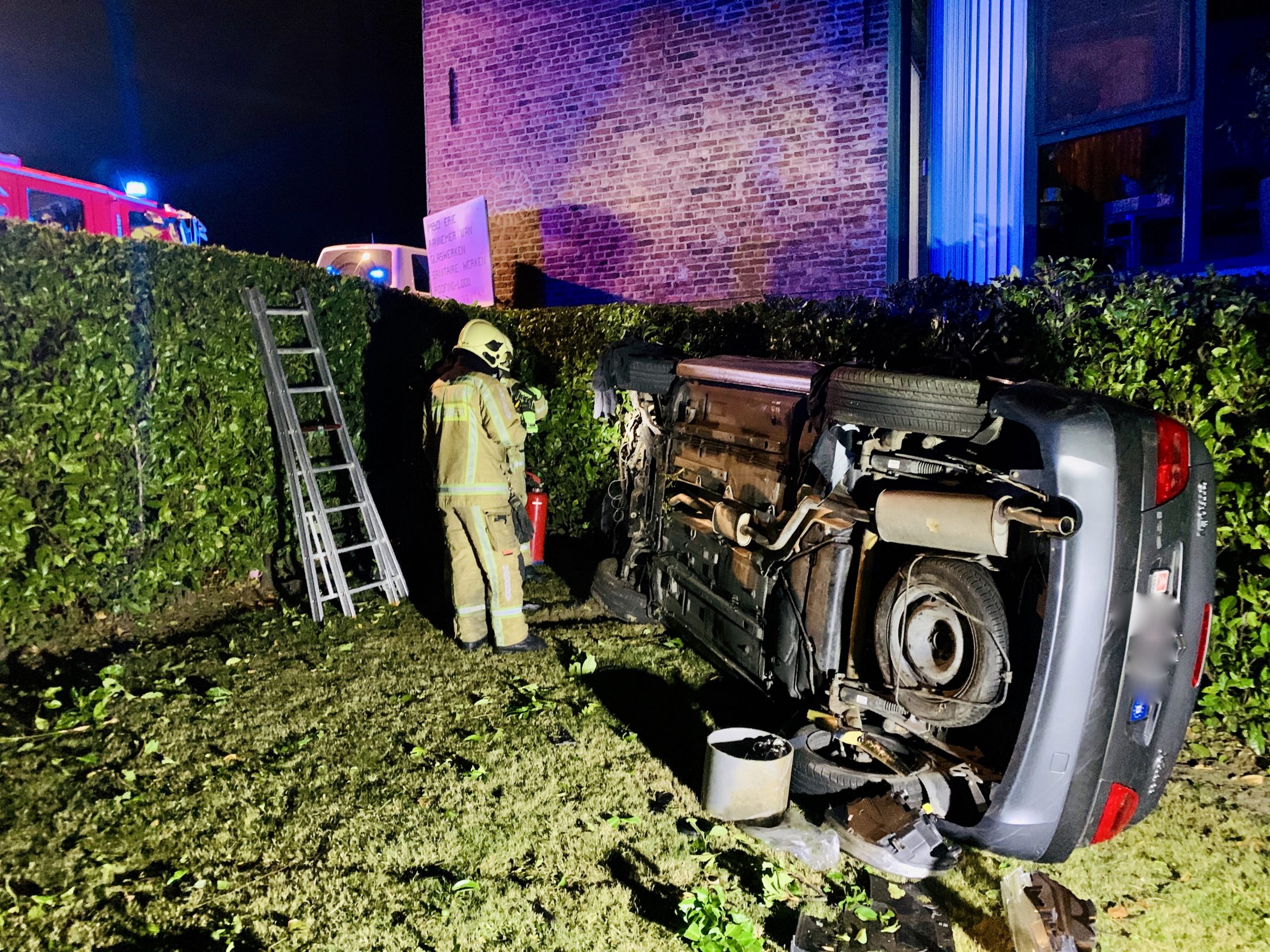 Auto maait verlichtingspaal neer en komt in tuin terecht