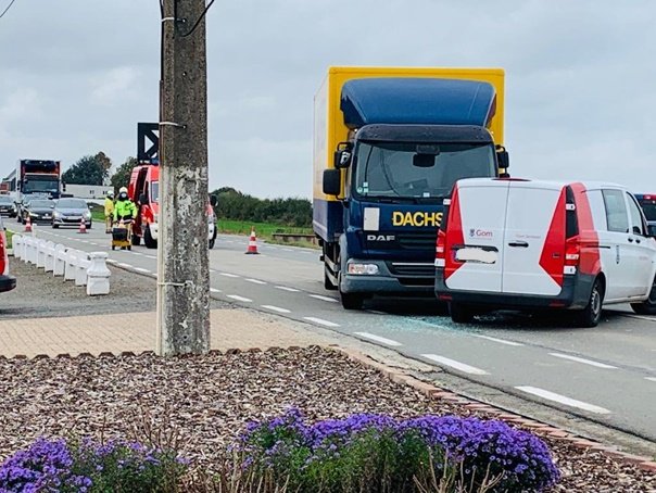 Aanrijding tussen vrachtwagen en bestelwagen op Brakelsesteenweg