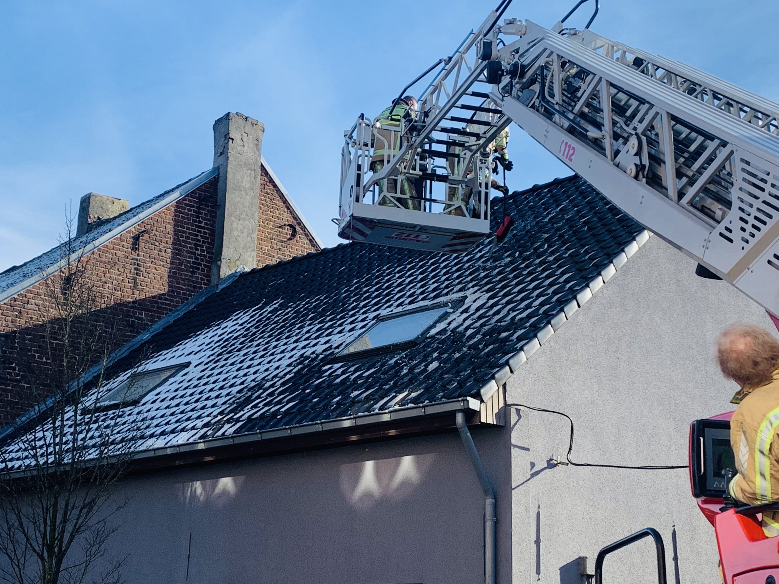 Brandweer maakt dak sneeuwvrij