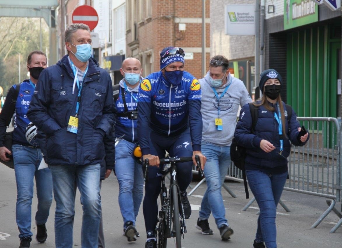 Italiaan Davide Ballerini wint Omloop het Nieuwsblad na massaspurt