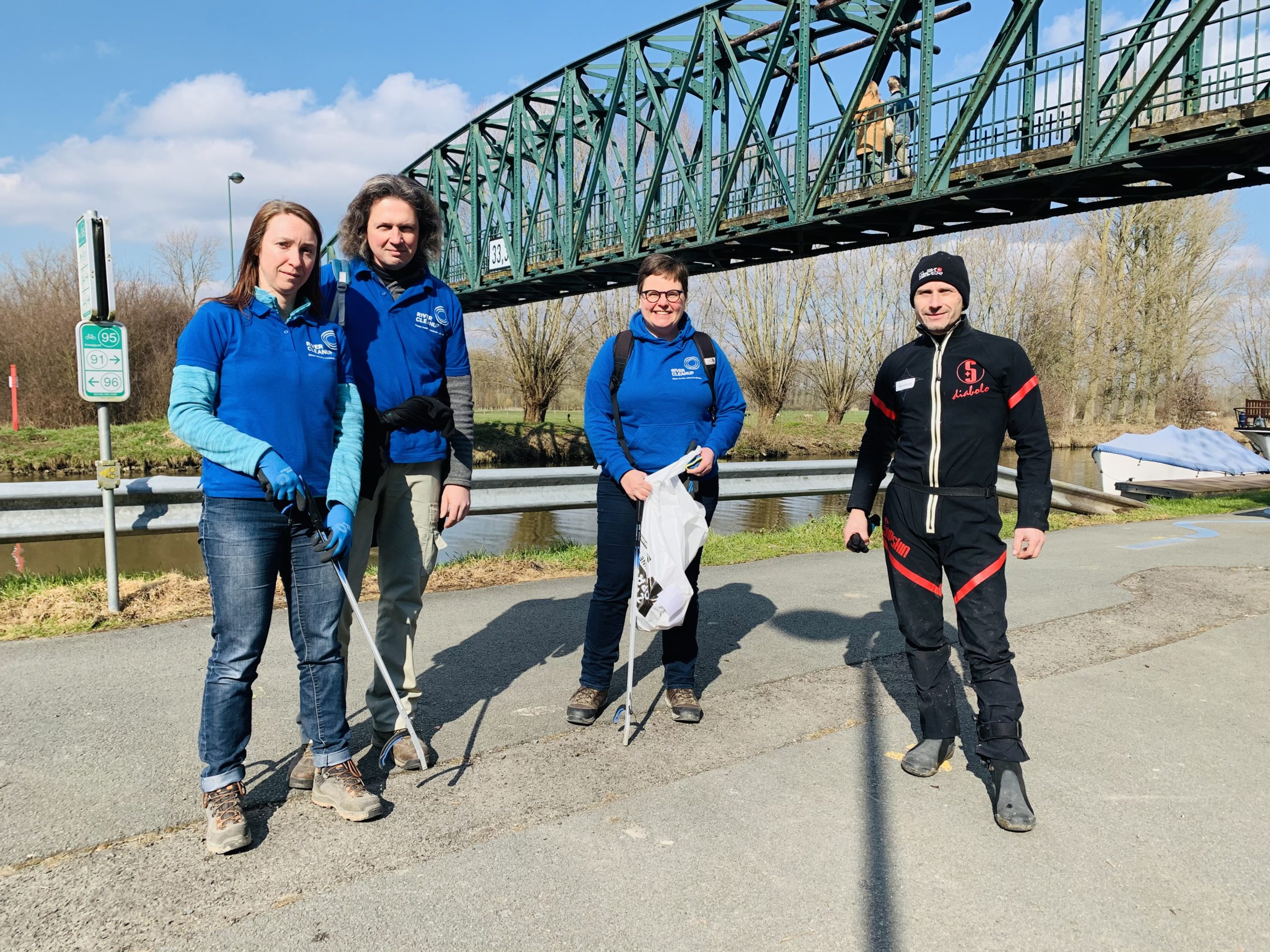 River Cleanup en Ninoofse zwerfvuiljagers ruimden langs de Dender