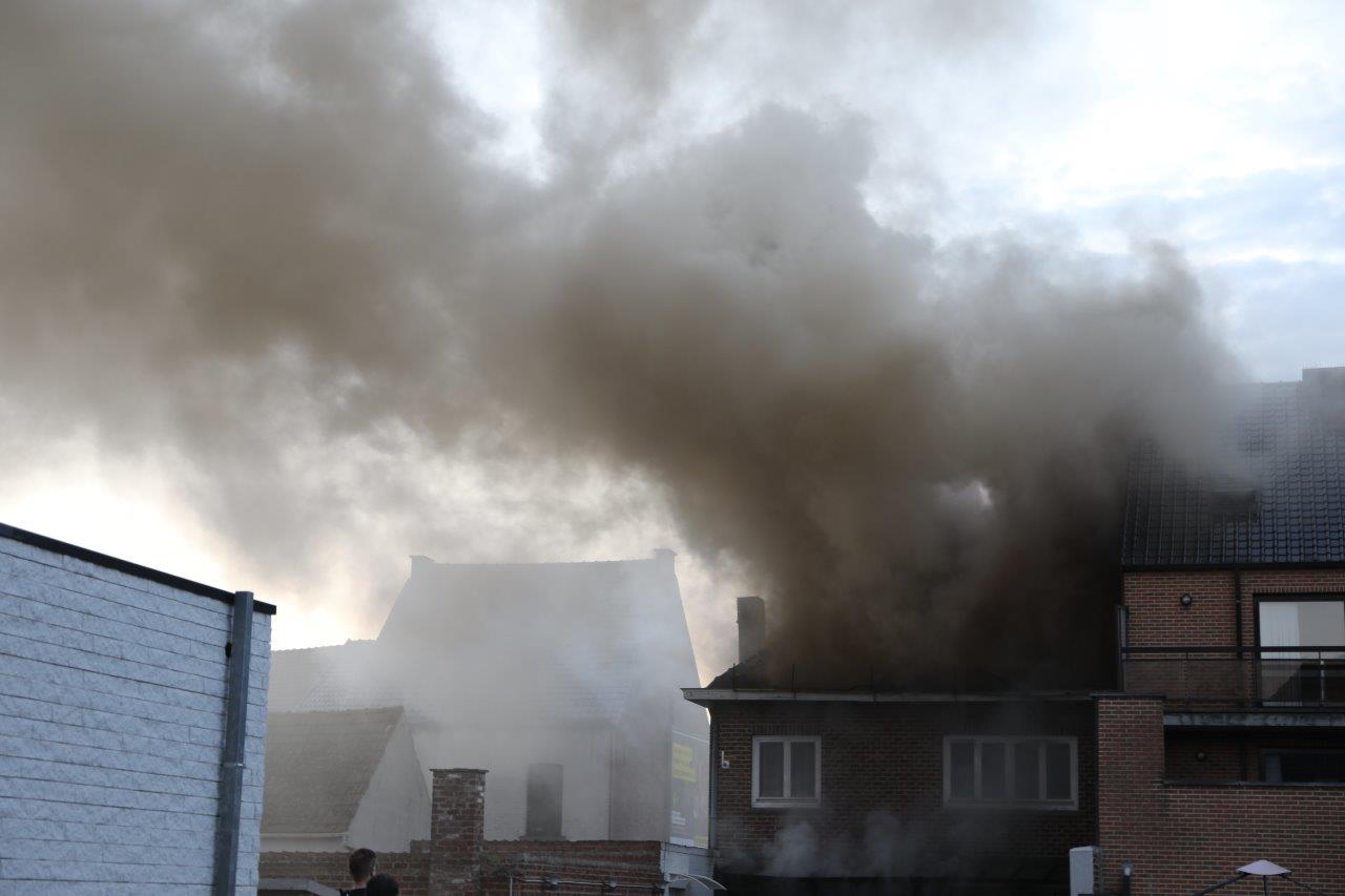 Zware uitslaande woningbrand op Brakelsesteenweg