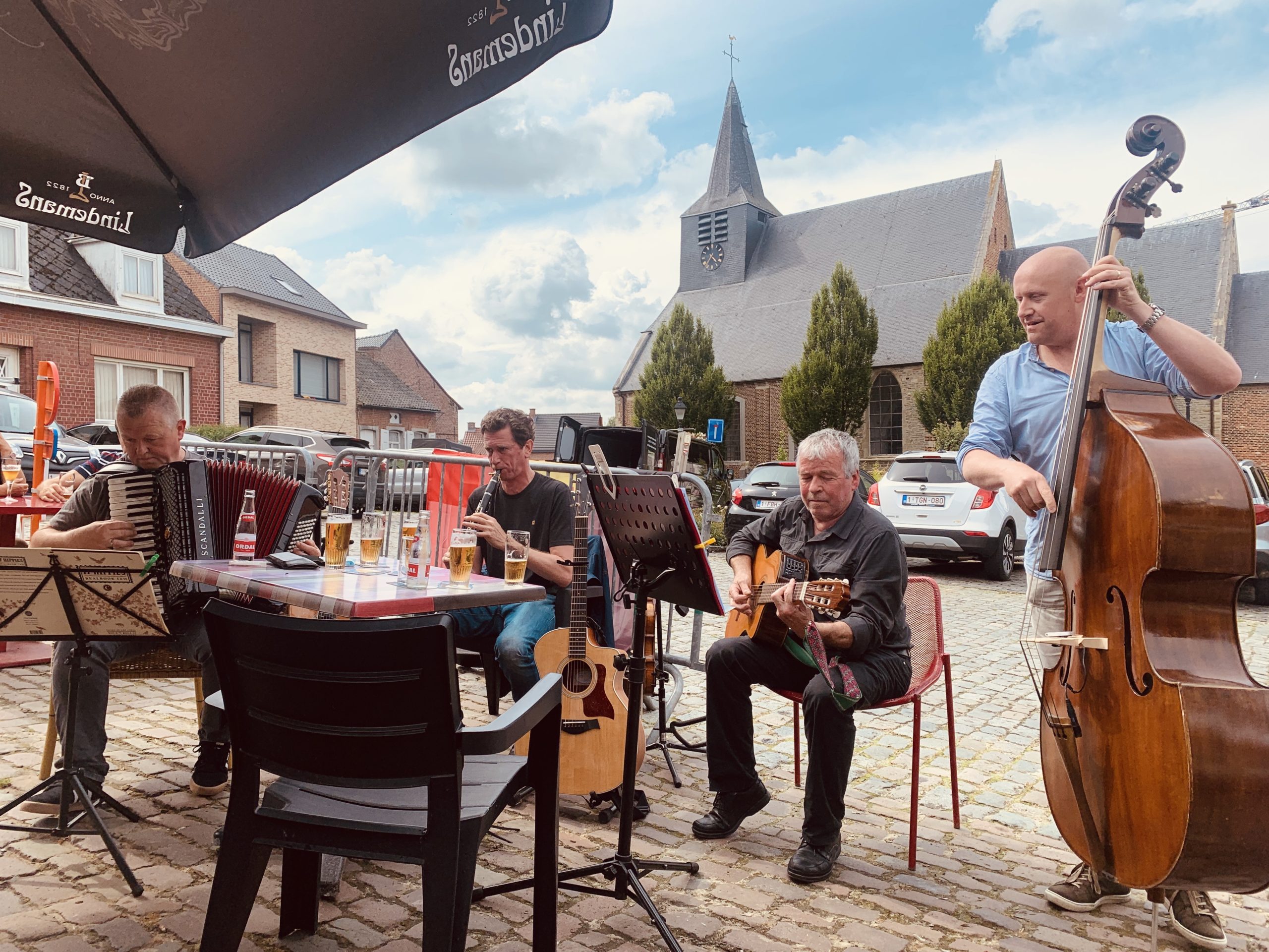 De ‘4 Hippies’ verrassen de cafés met een blitz-optreden