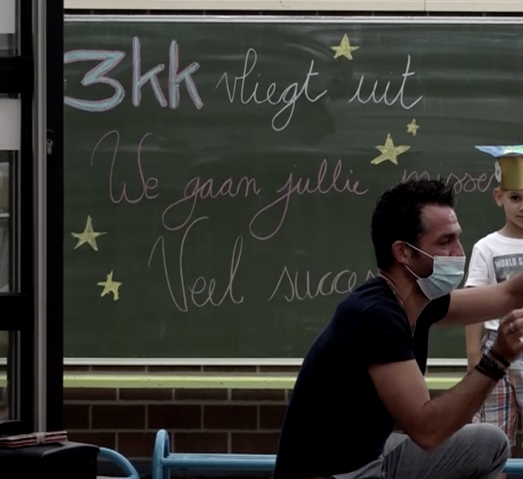 Ludieke diploma-uitreiking in kleuterschool Ikke