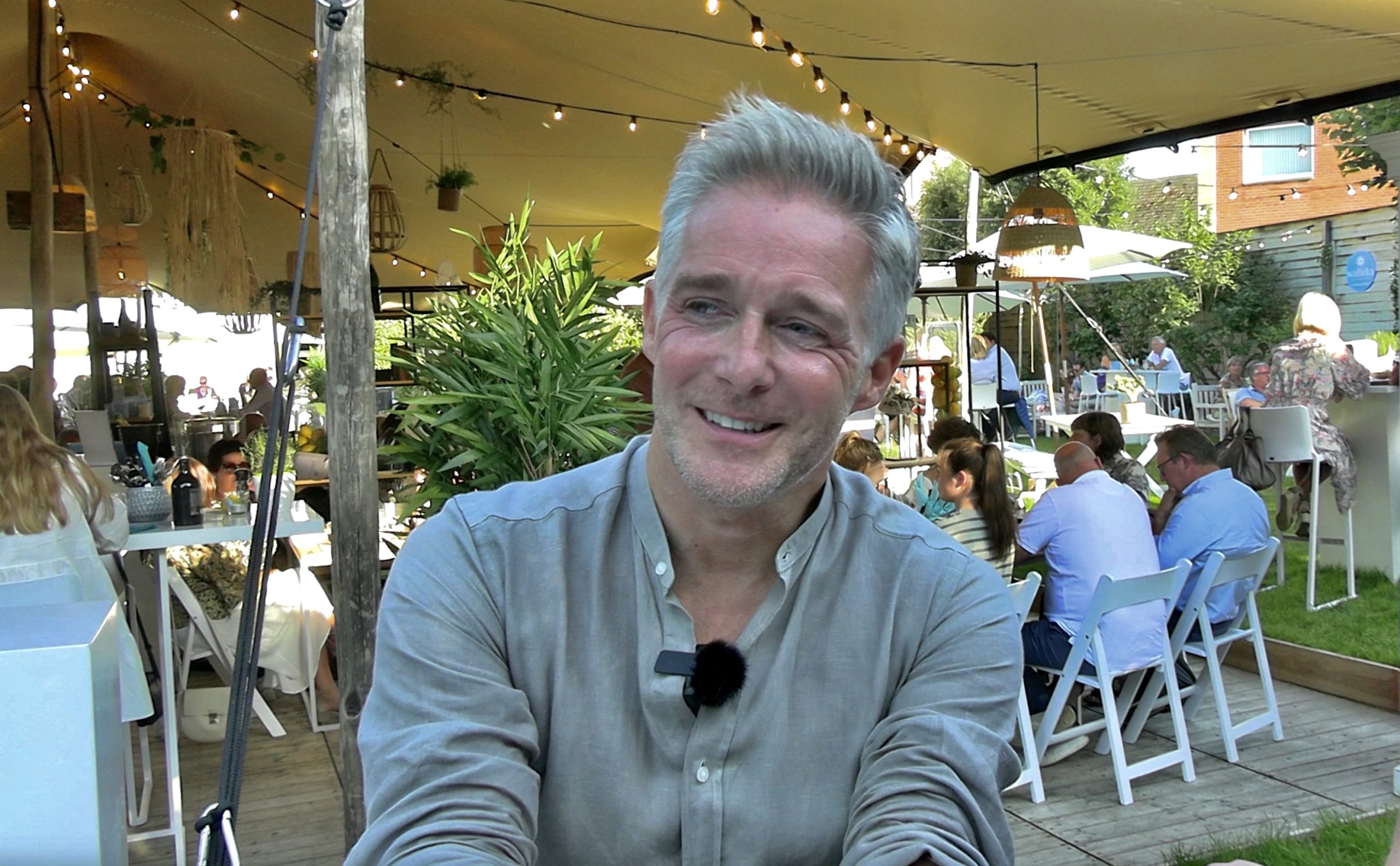 Op verkenning in de zomerbar van zanger Christoff