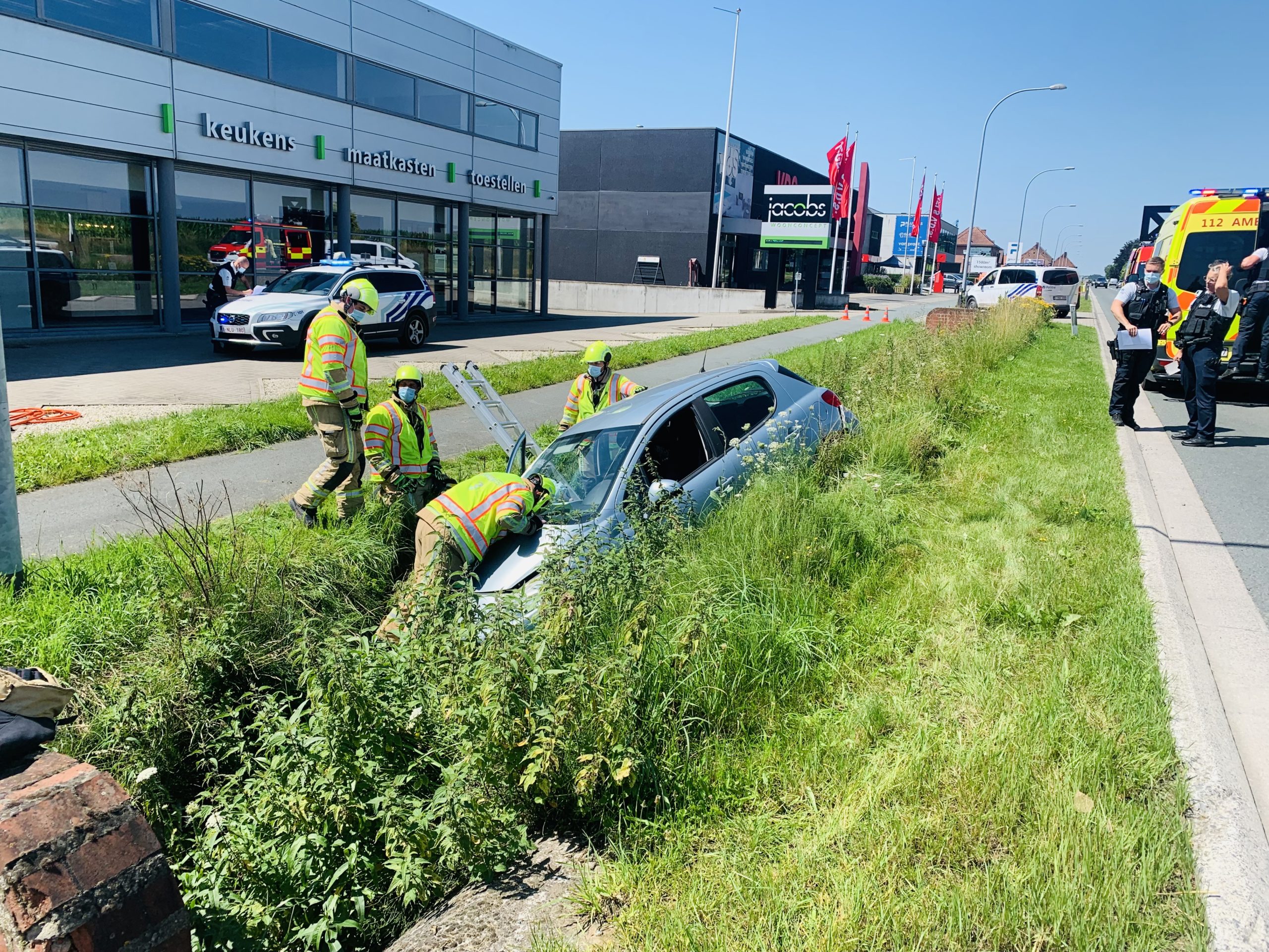Echtpaar belandt met auto in gracht langs Brakelsesteenweg