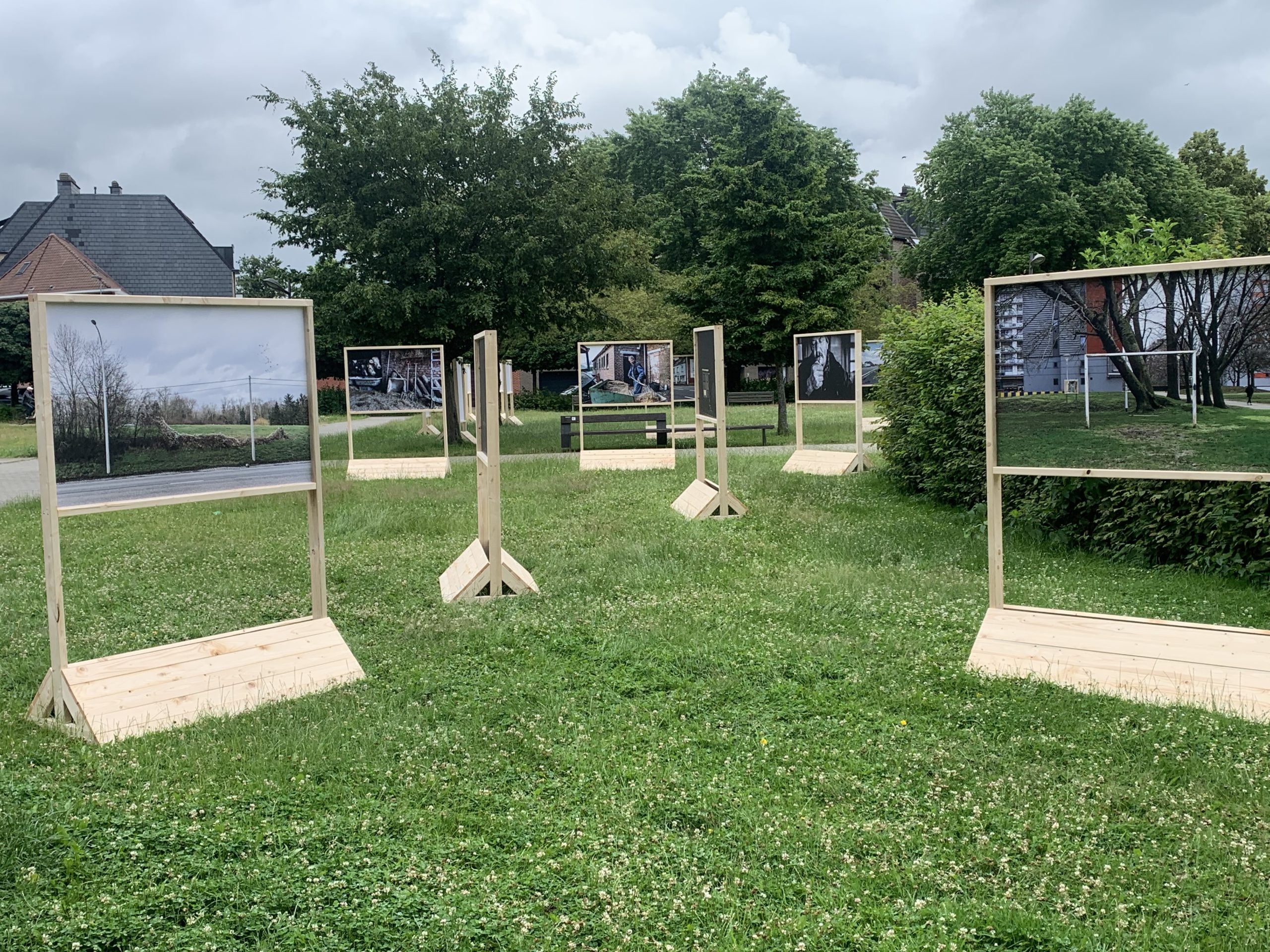 Vanop een bankje kijken naar de Ninoofsesteenweg