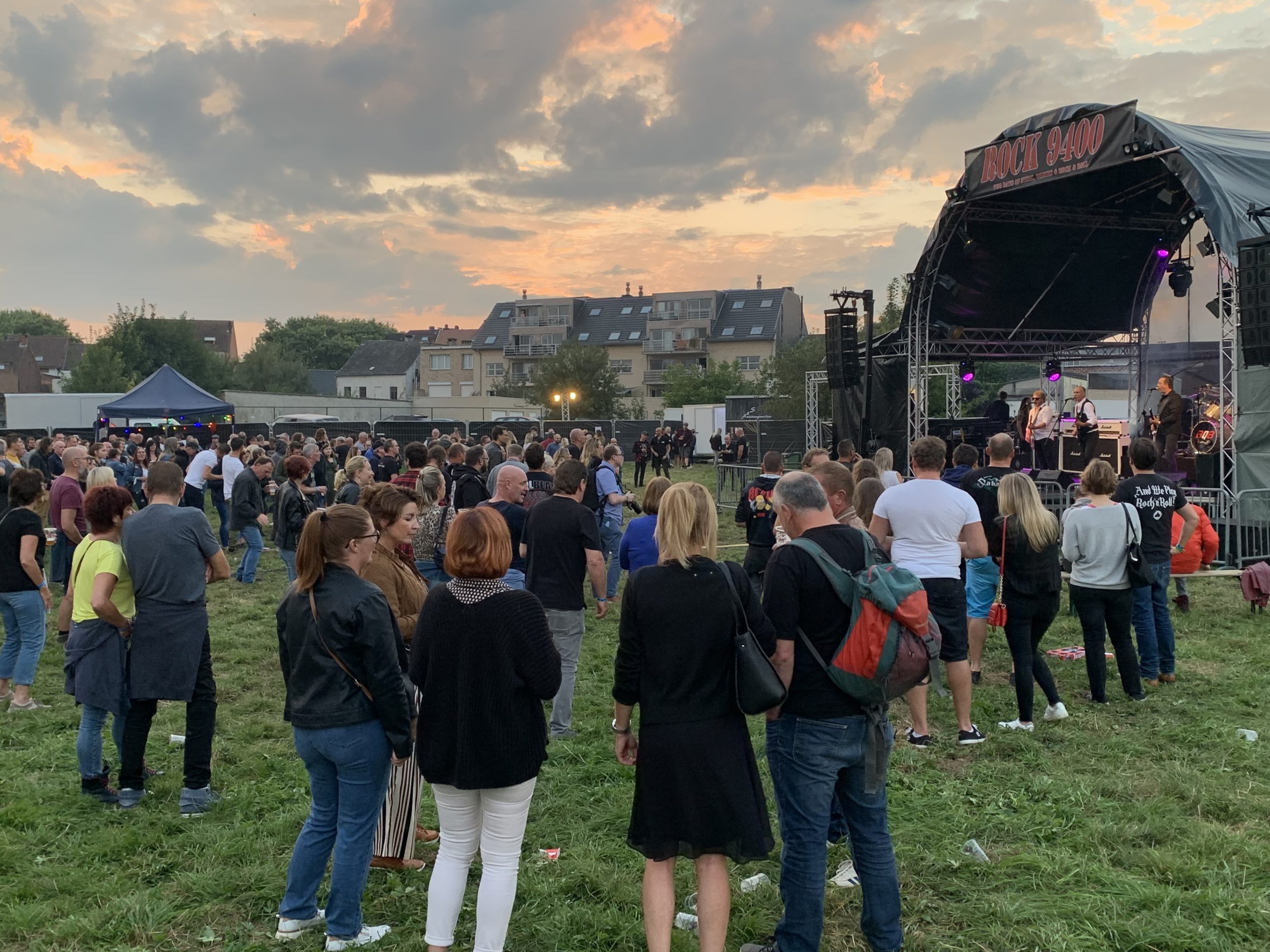 Een beetje rockband kijkt niet op een decibel