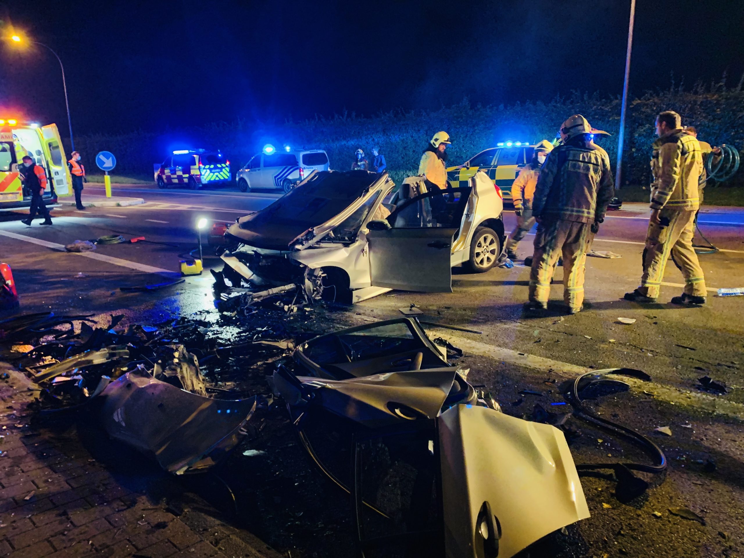 BMW knalt op geparkeerde trekker in Meerbeke – Nieuwe versie