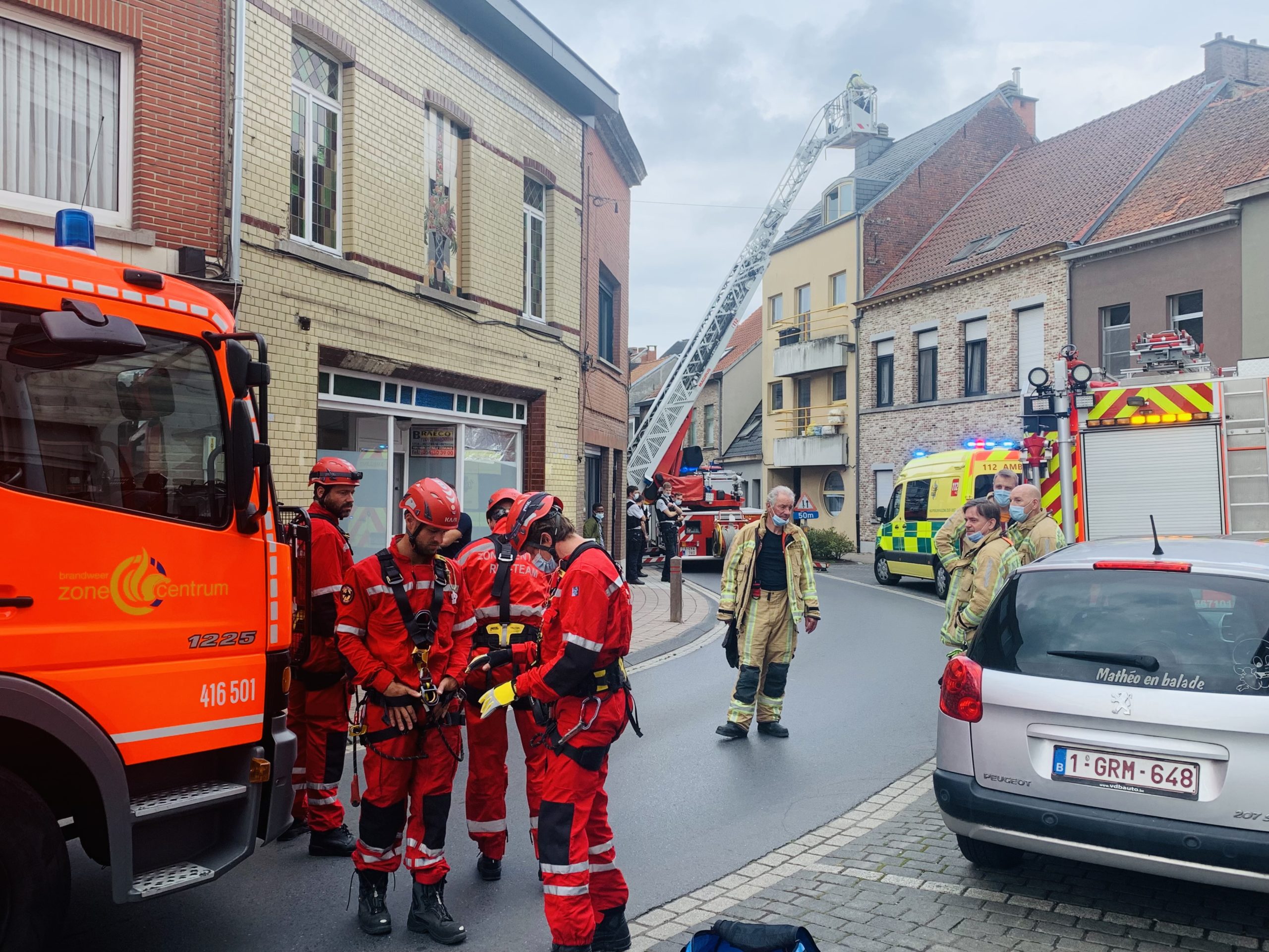 Speciaal team haalt man, die dreigde te springen, van dak