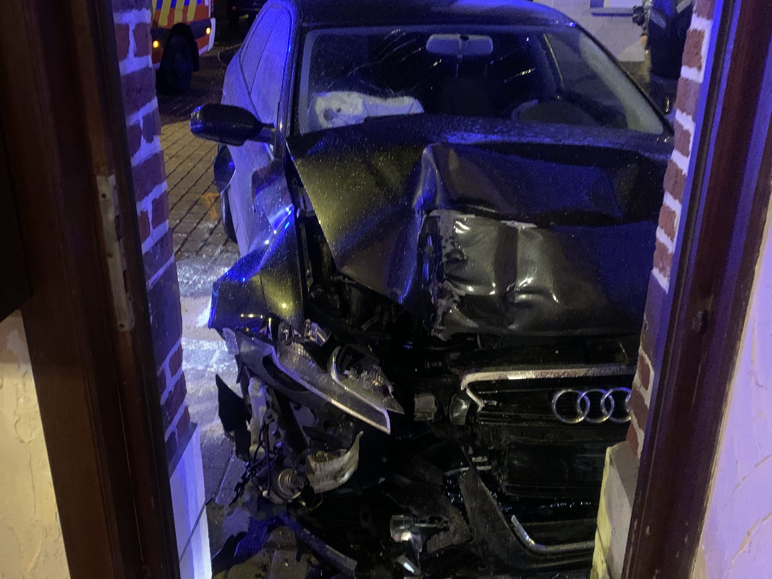Auto botst in Ooststraat tegen gevel