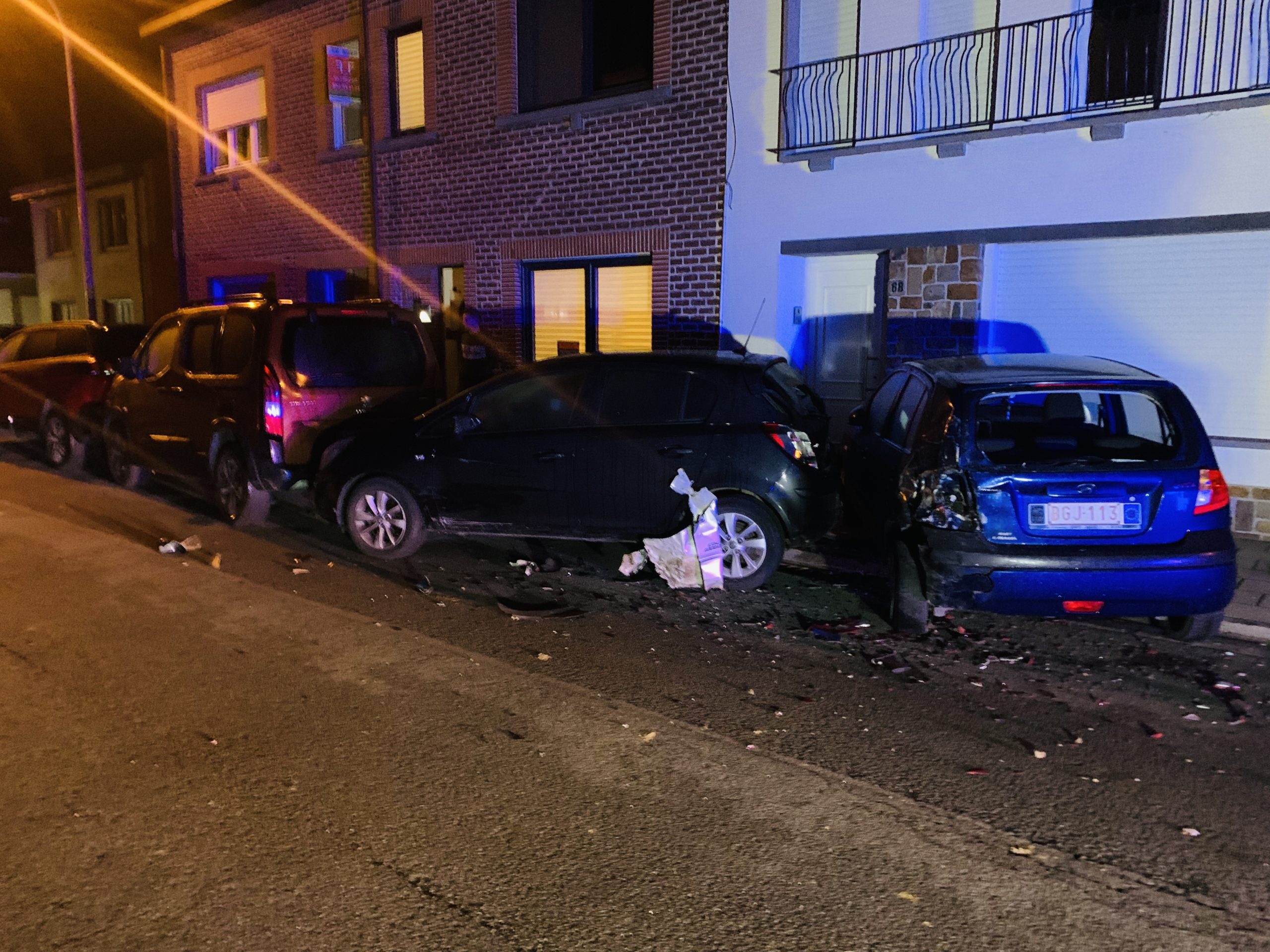 Bestelwagen botst tegen geparkeerde wagens in Outer