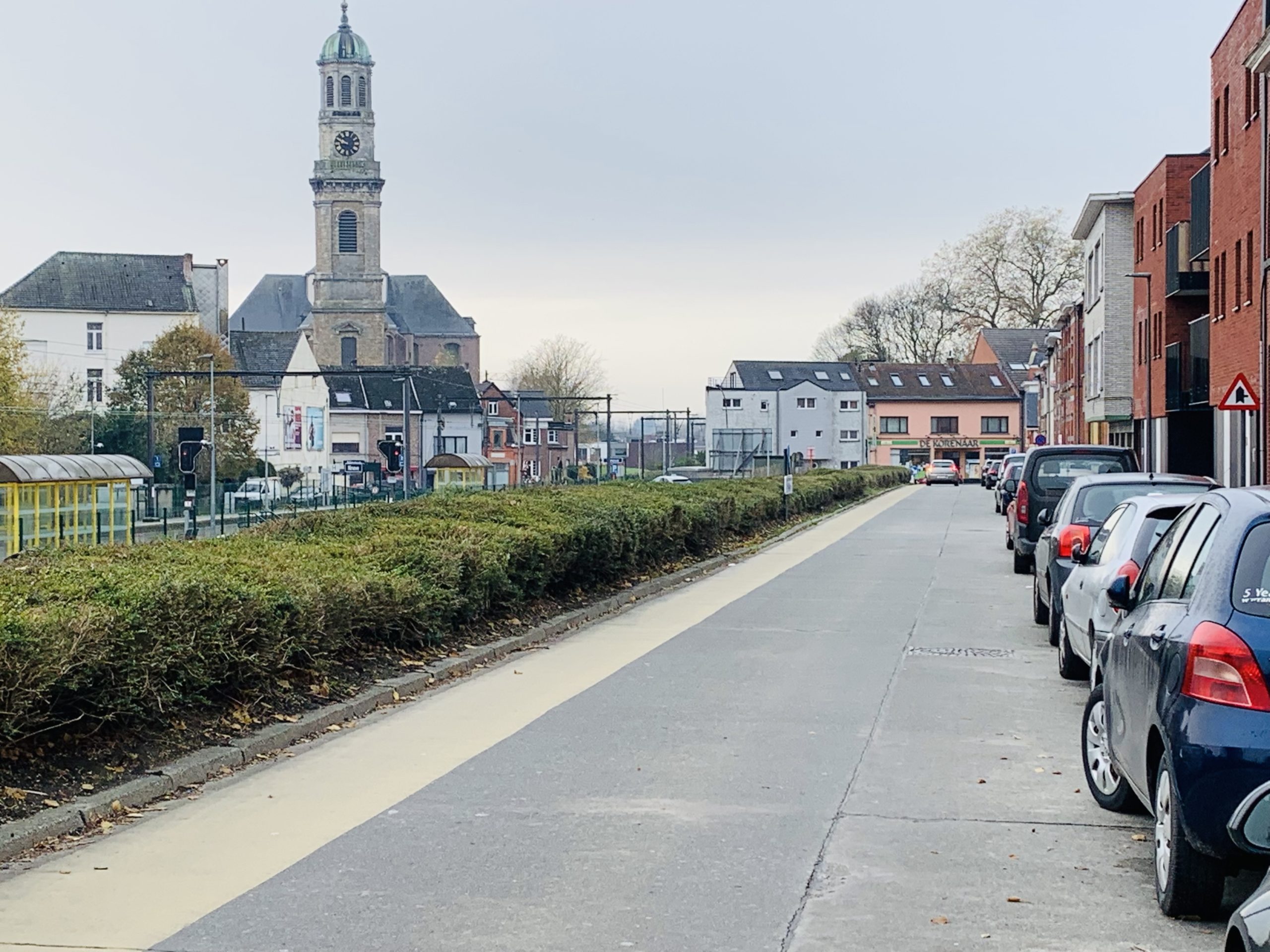Parkeervakken en tweede fietssuggestiestrook in Fernand Tavernestraat