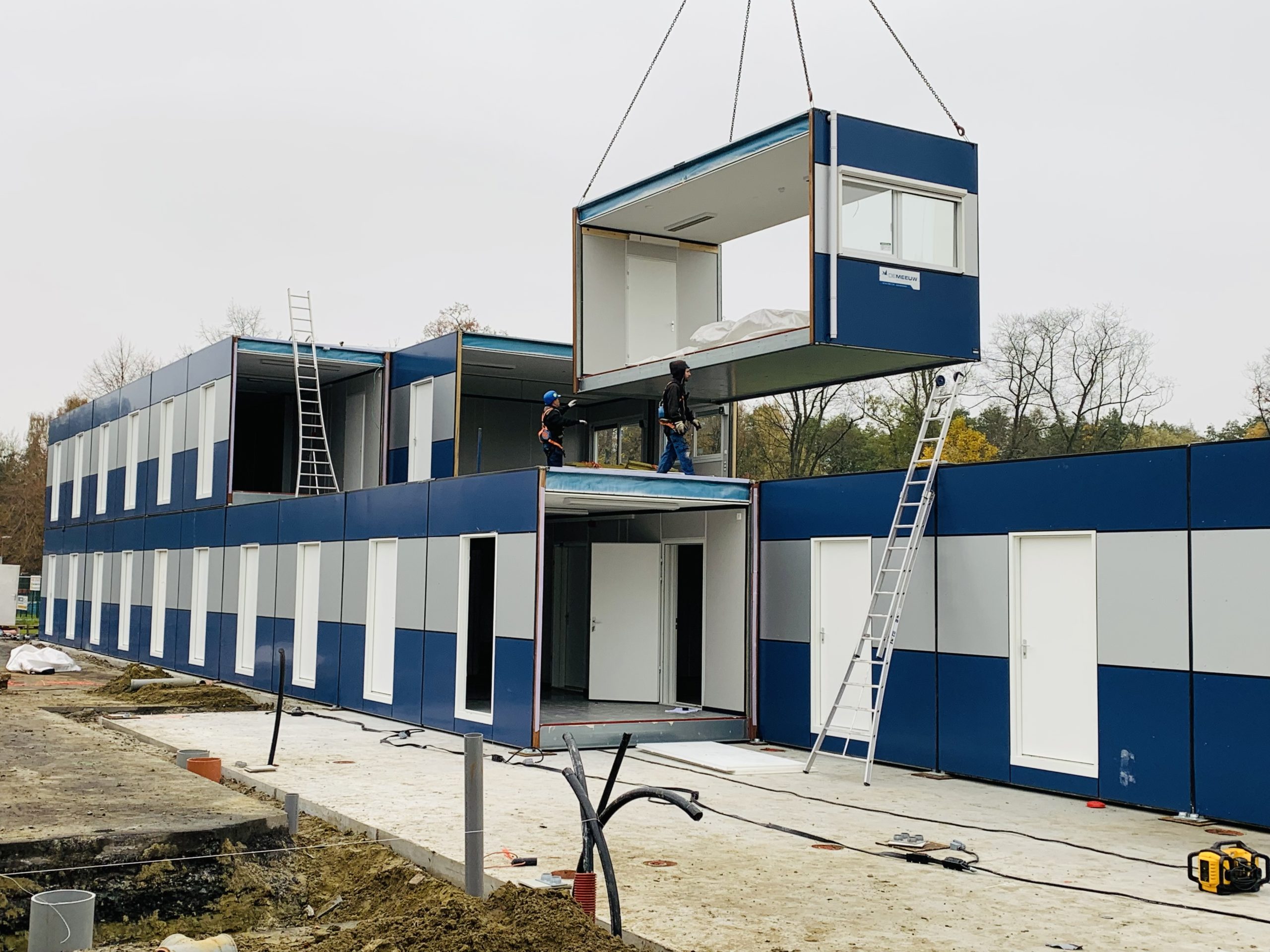 Tijdelijke containerklassen voor De Lettertuin verrijzen naast kaatsplein