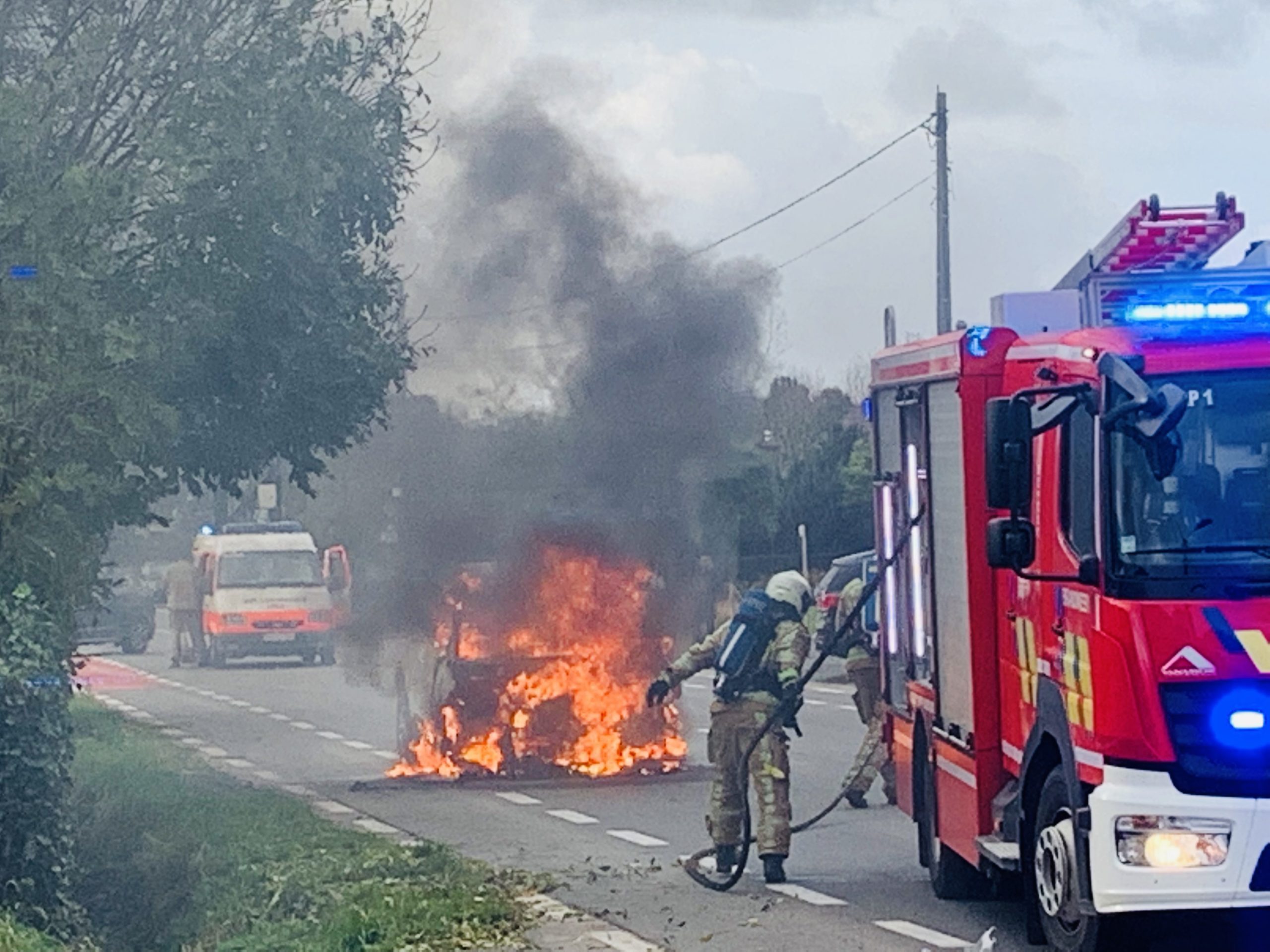 Auto vat vuur na botsing en brandt uit