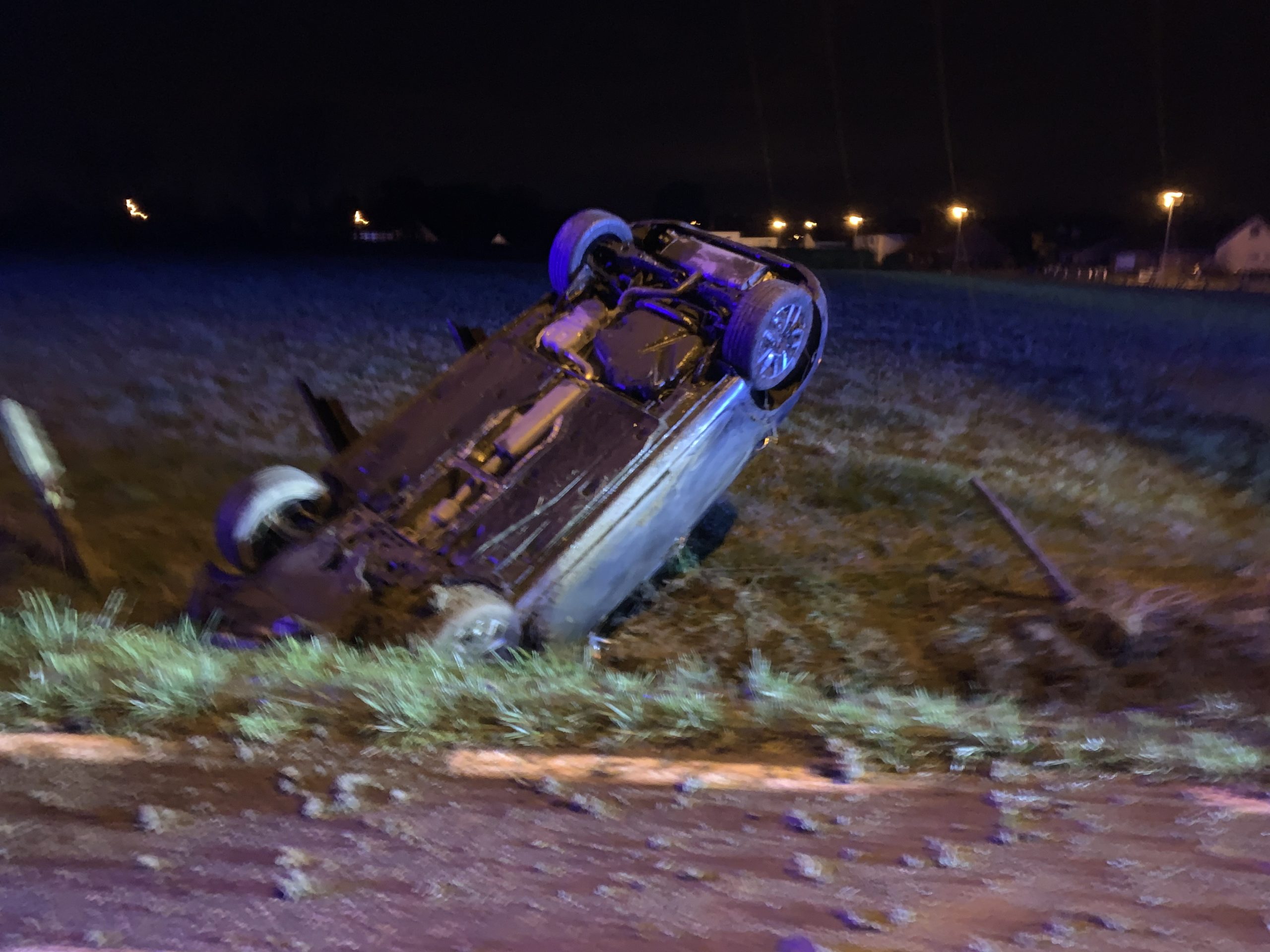 Auto belandt in gracht aan de Halsesteenweg