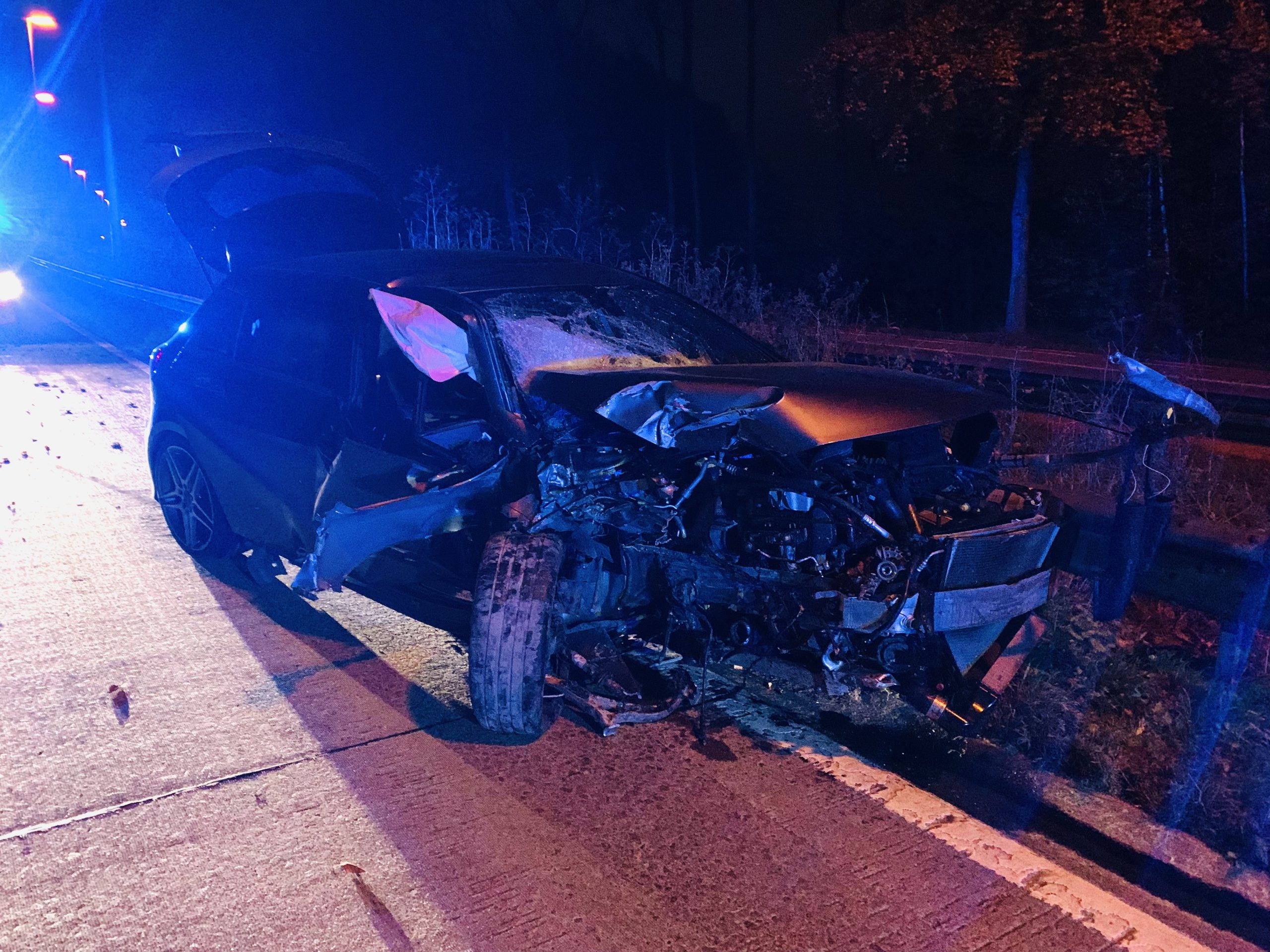 Jongeman valt in slaap achter het stuur en knalt tegen boom