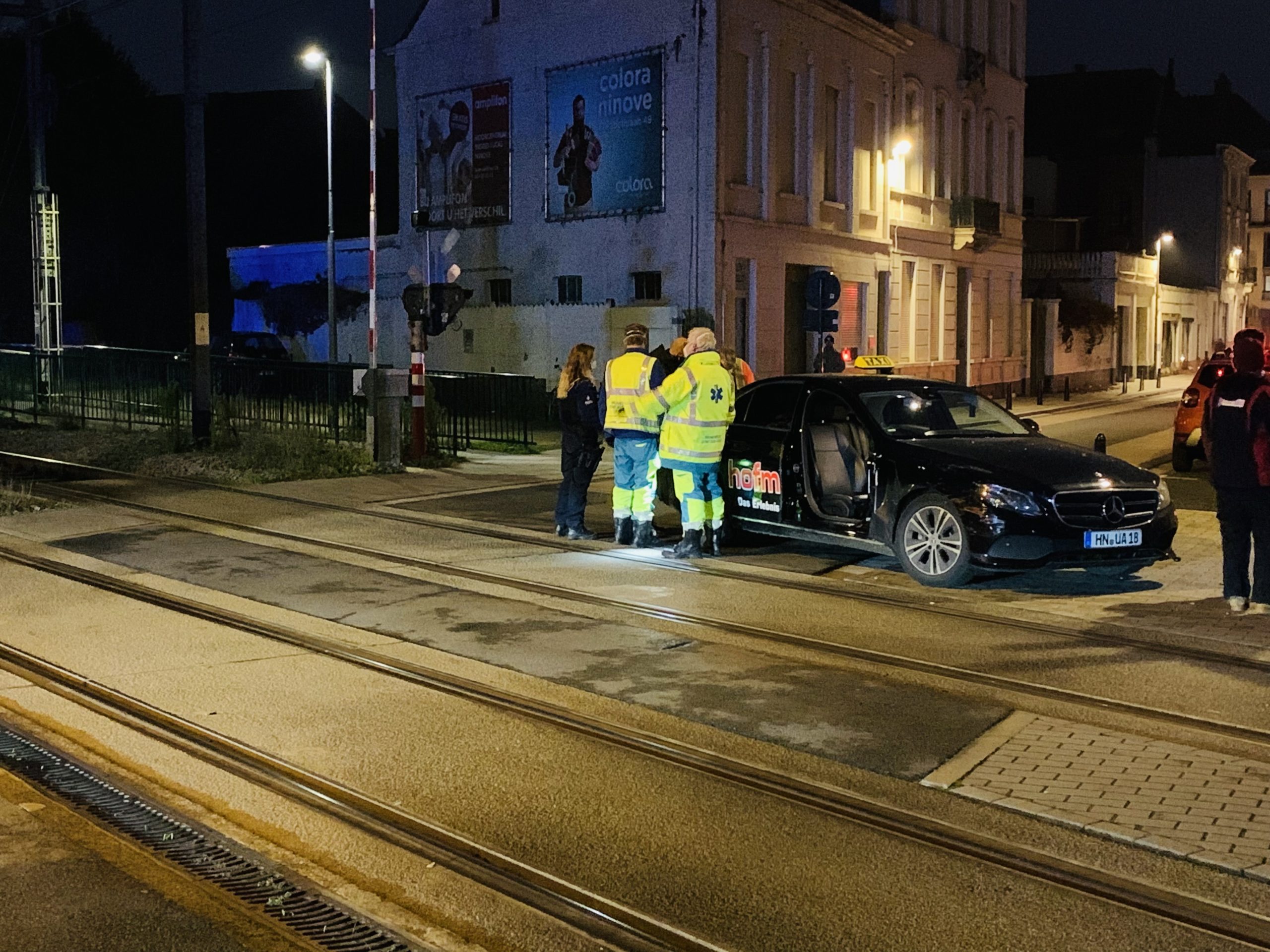 Bizarre aanrijding stremt trein- en wegverkeer