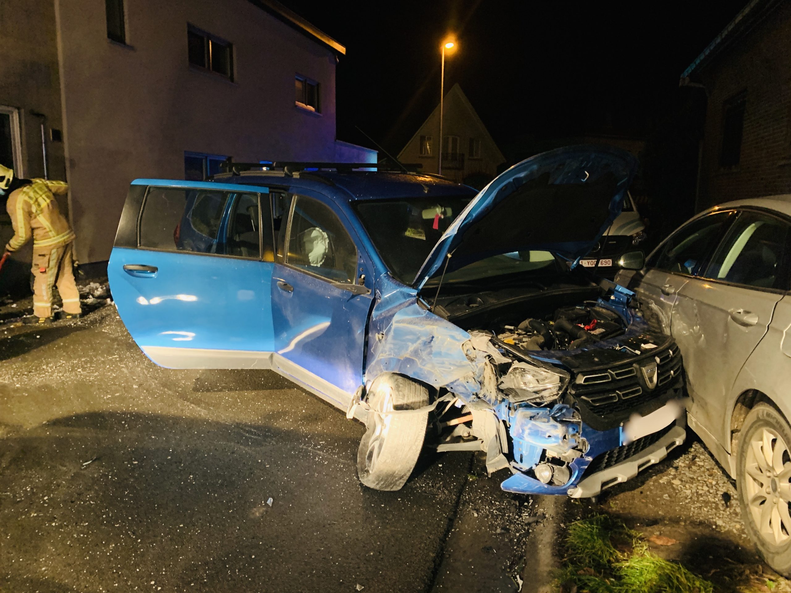 Auto tegen gevel van woning