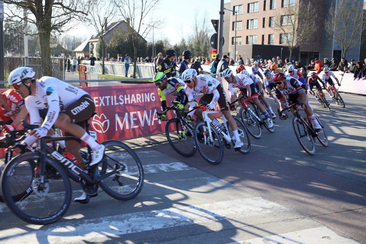 Winst Van Aert zorgt voor extra sfeer aan aankomst