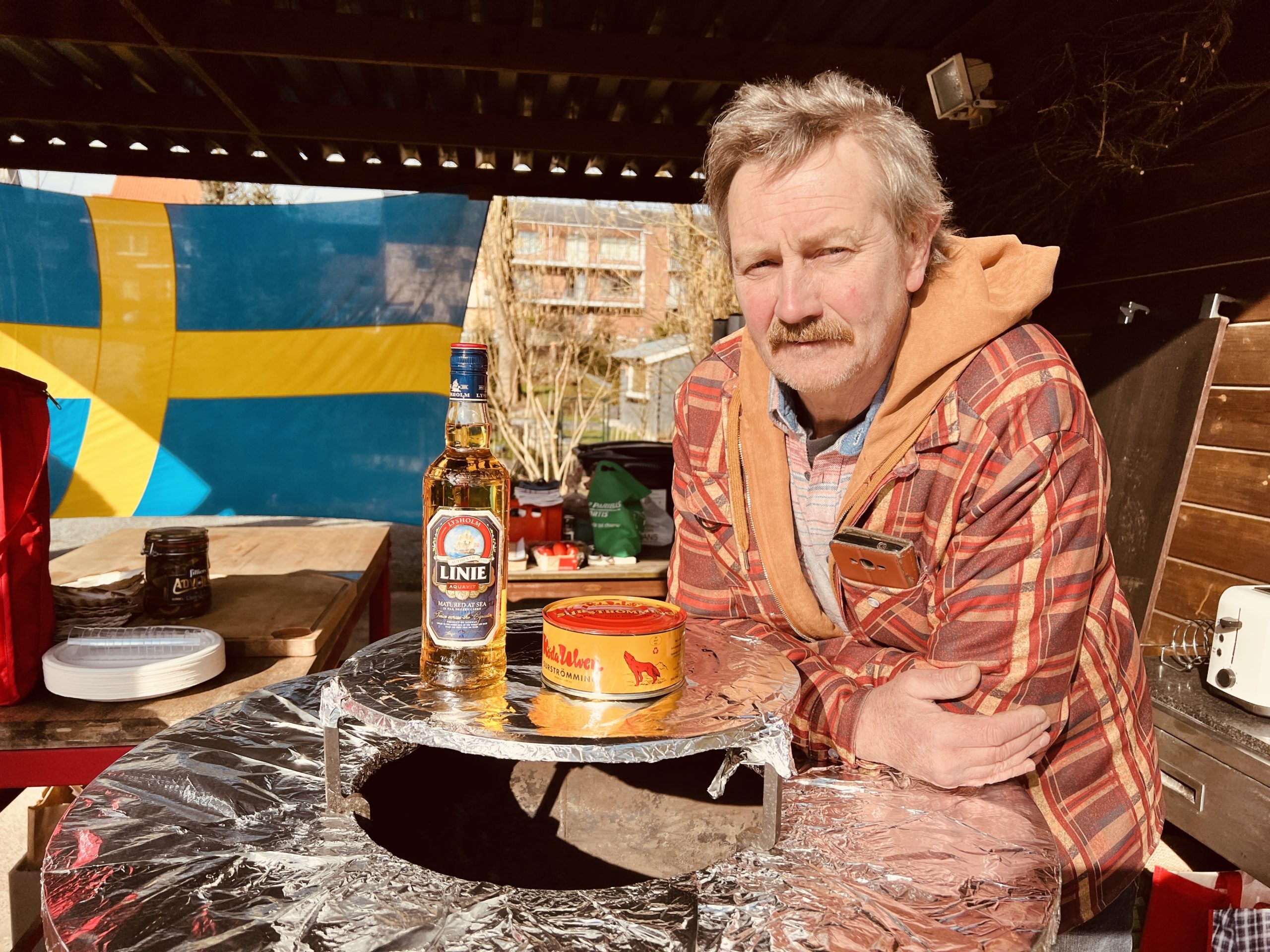 Lars en de mysterieuze blikken: de heropwaardering van surströmming