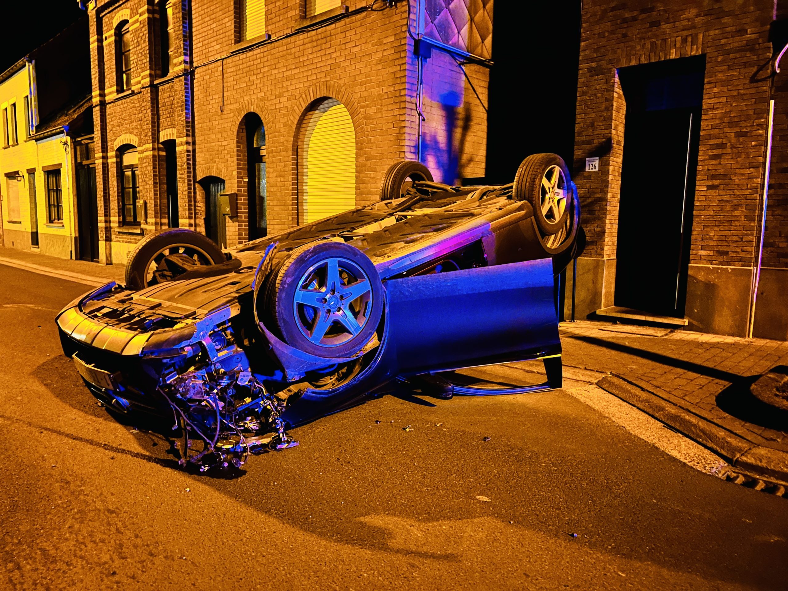 Vrouw gewond nadat auto op dak belandt