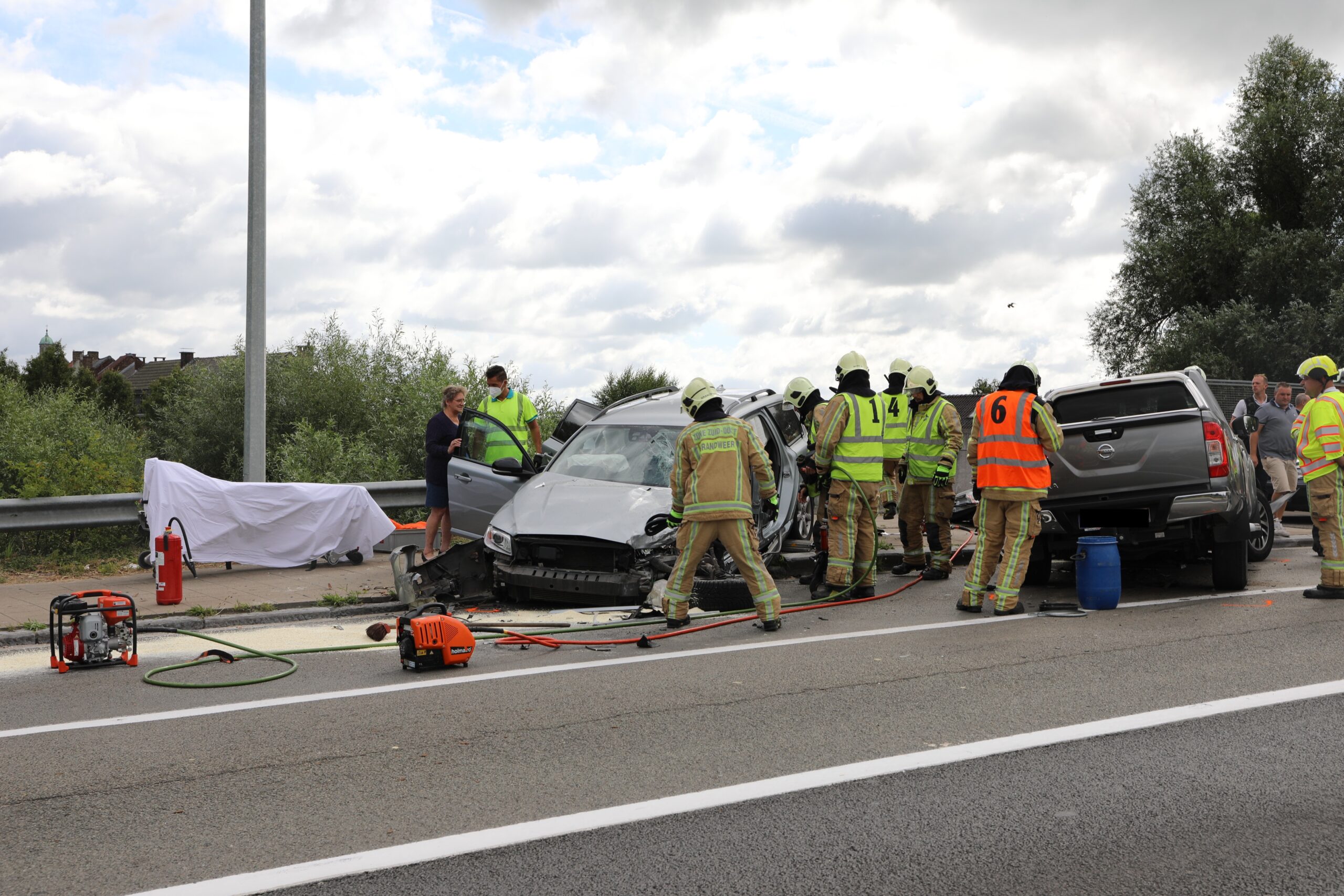 Een gewonde bij frontale botsing op Elisabethlaan