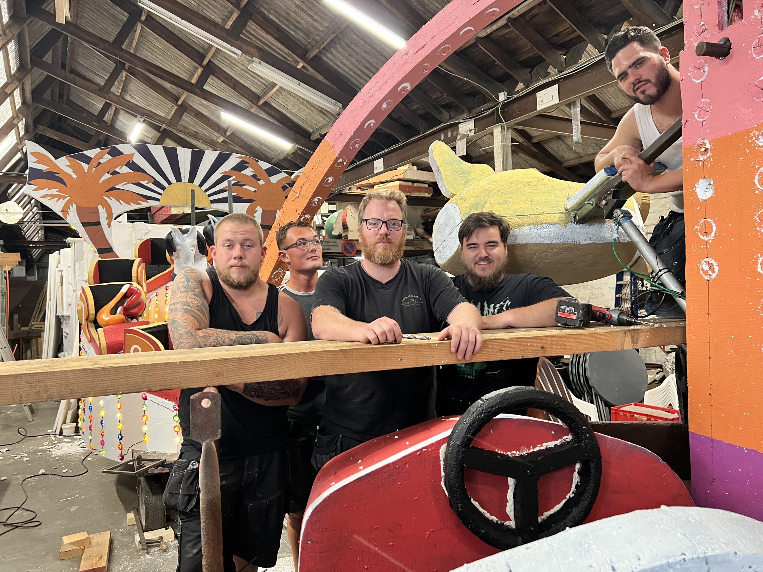 120.000 bloemen prikken voor corsowagen