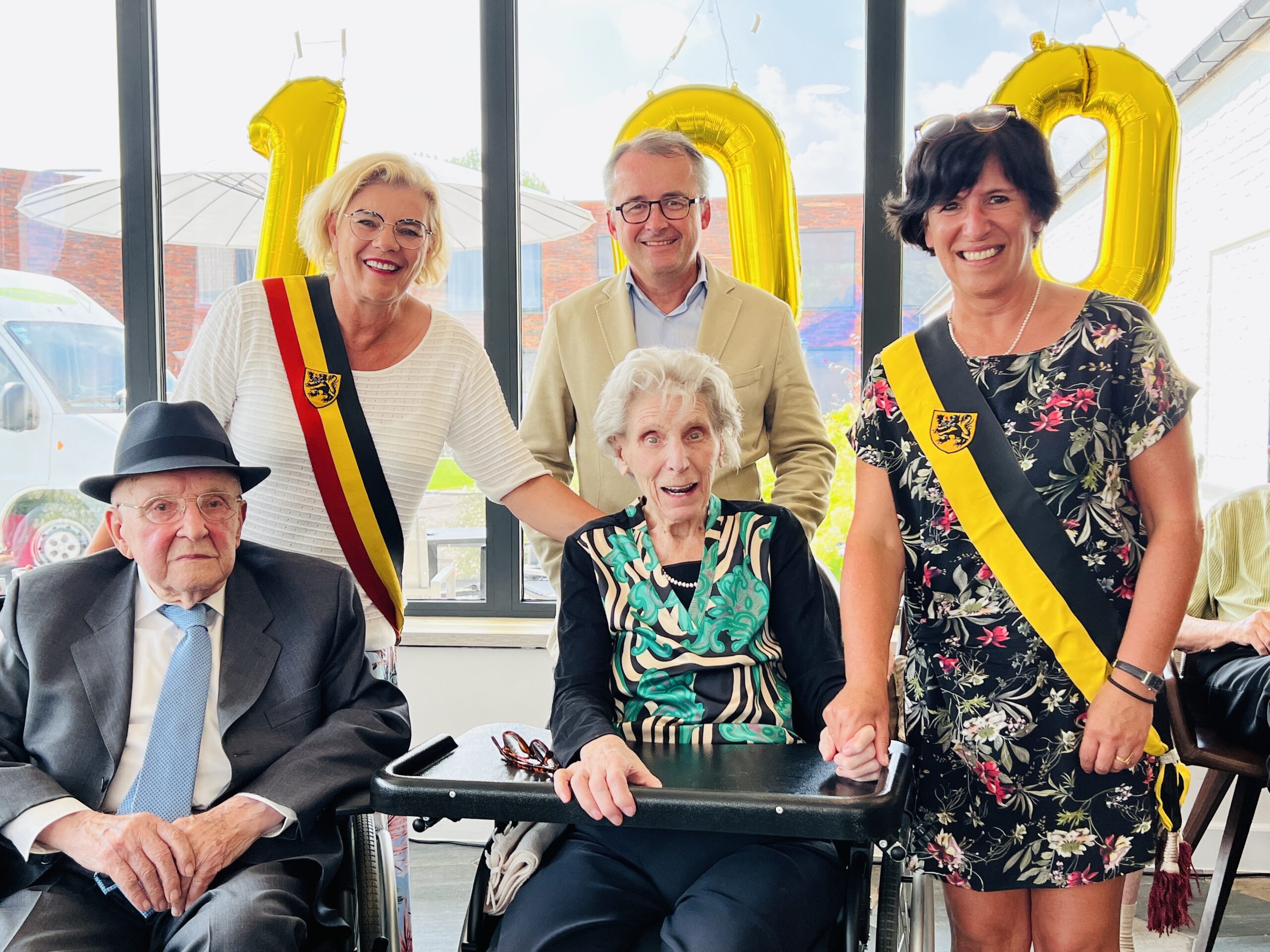 WZC Wilgendries Voorde zet eeuweling Maria Van Kerckem in de bloemetjes