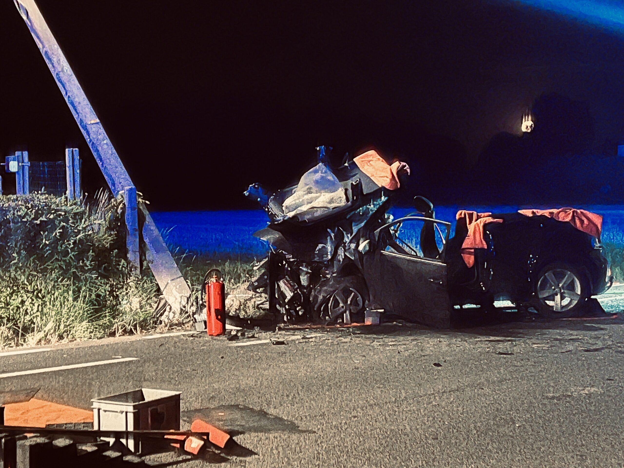Jongeman valt in slaap en rijdt tegen paal