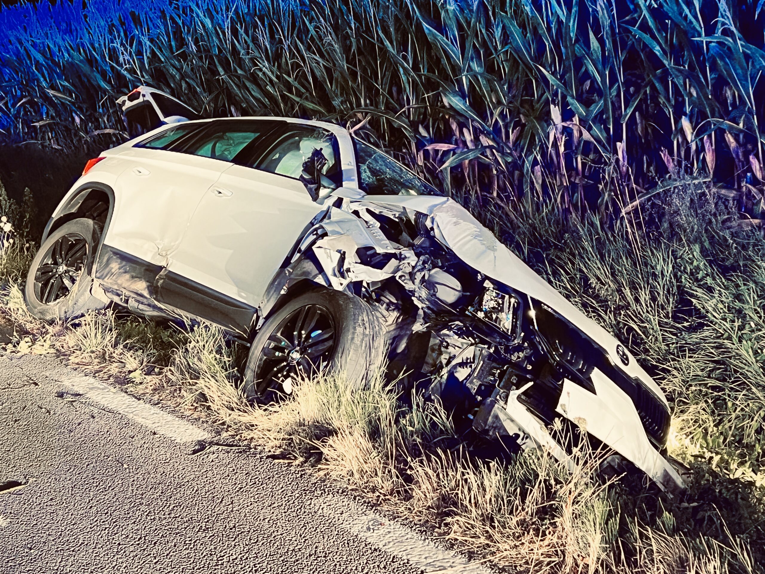 Bestuurder gewond na zware knal tegen verlichtingspaal