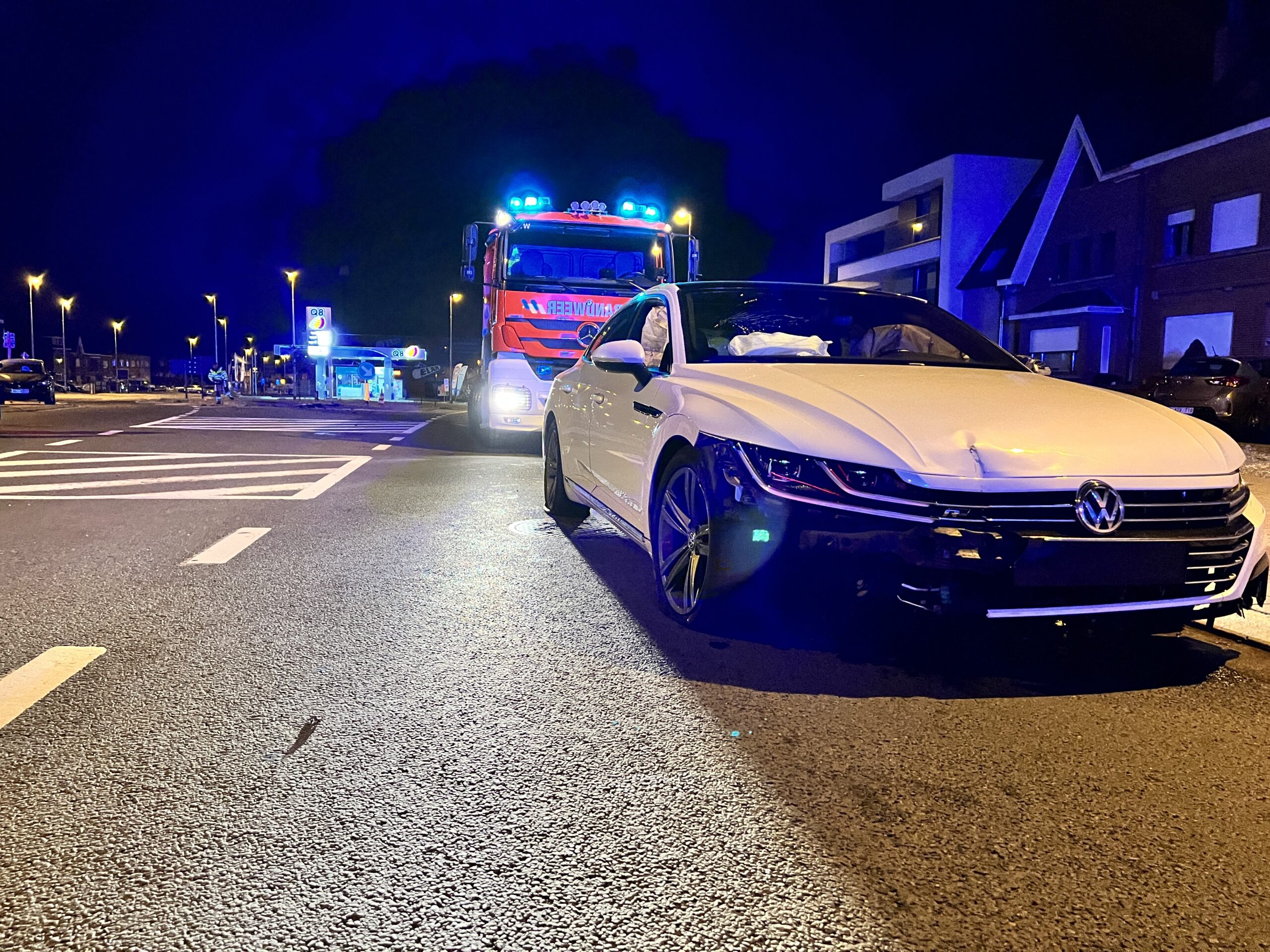 Chauffeur crasht op verkeerseiland