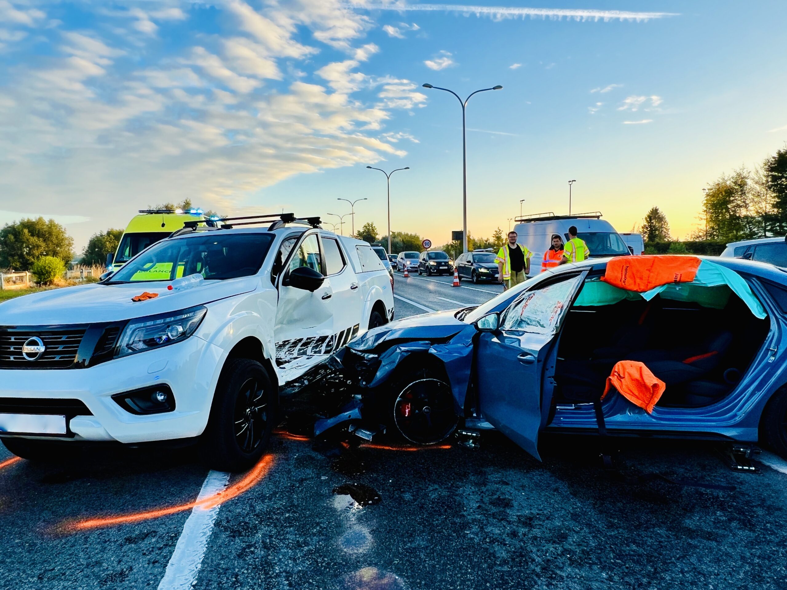 Bestuurder komt met hoge snelheid op andere rijbaan terecht en botst