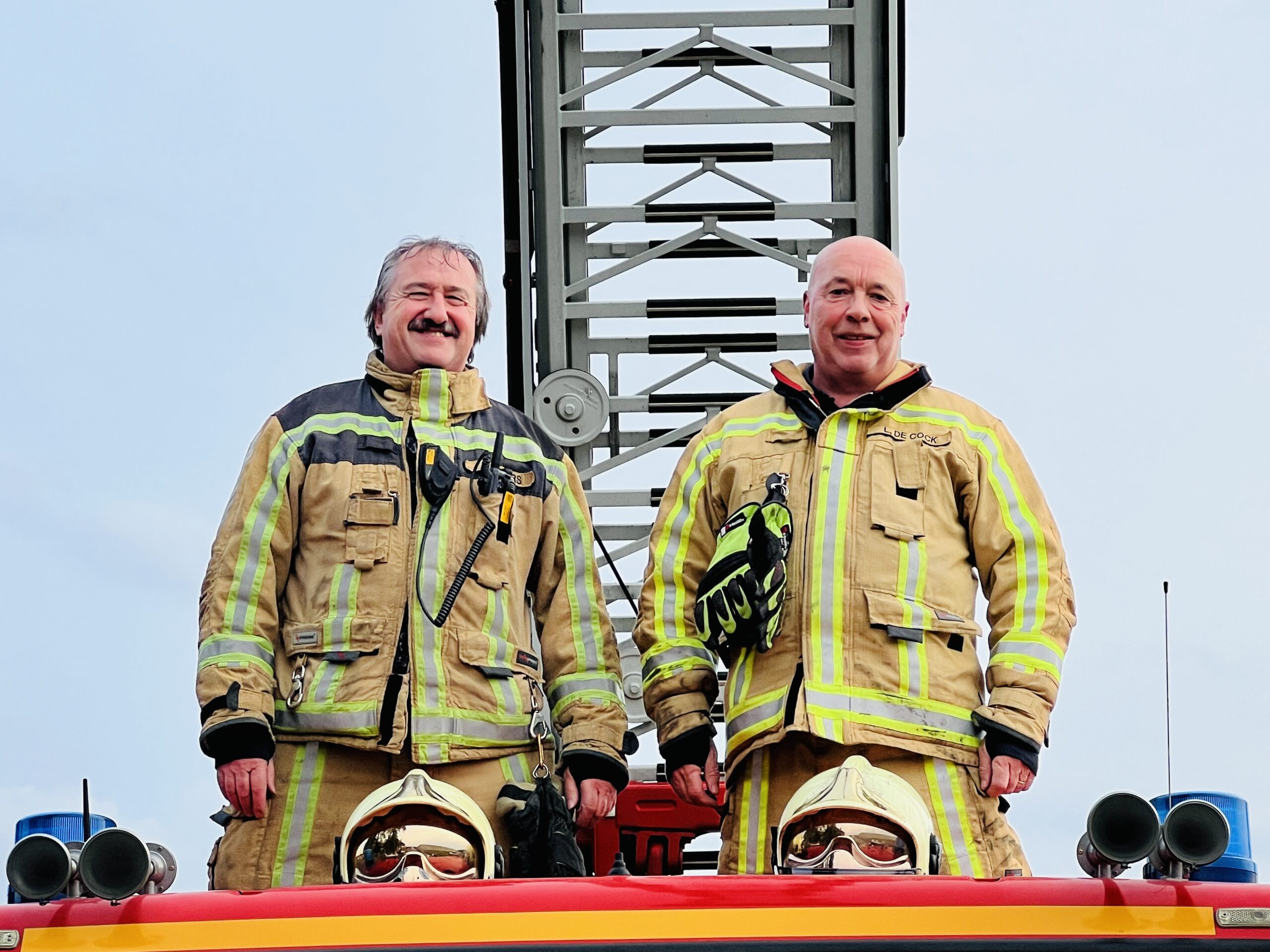 Collega-brandweerlui brachten eresaluut aan Patrick en Luc