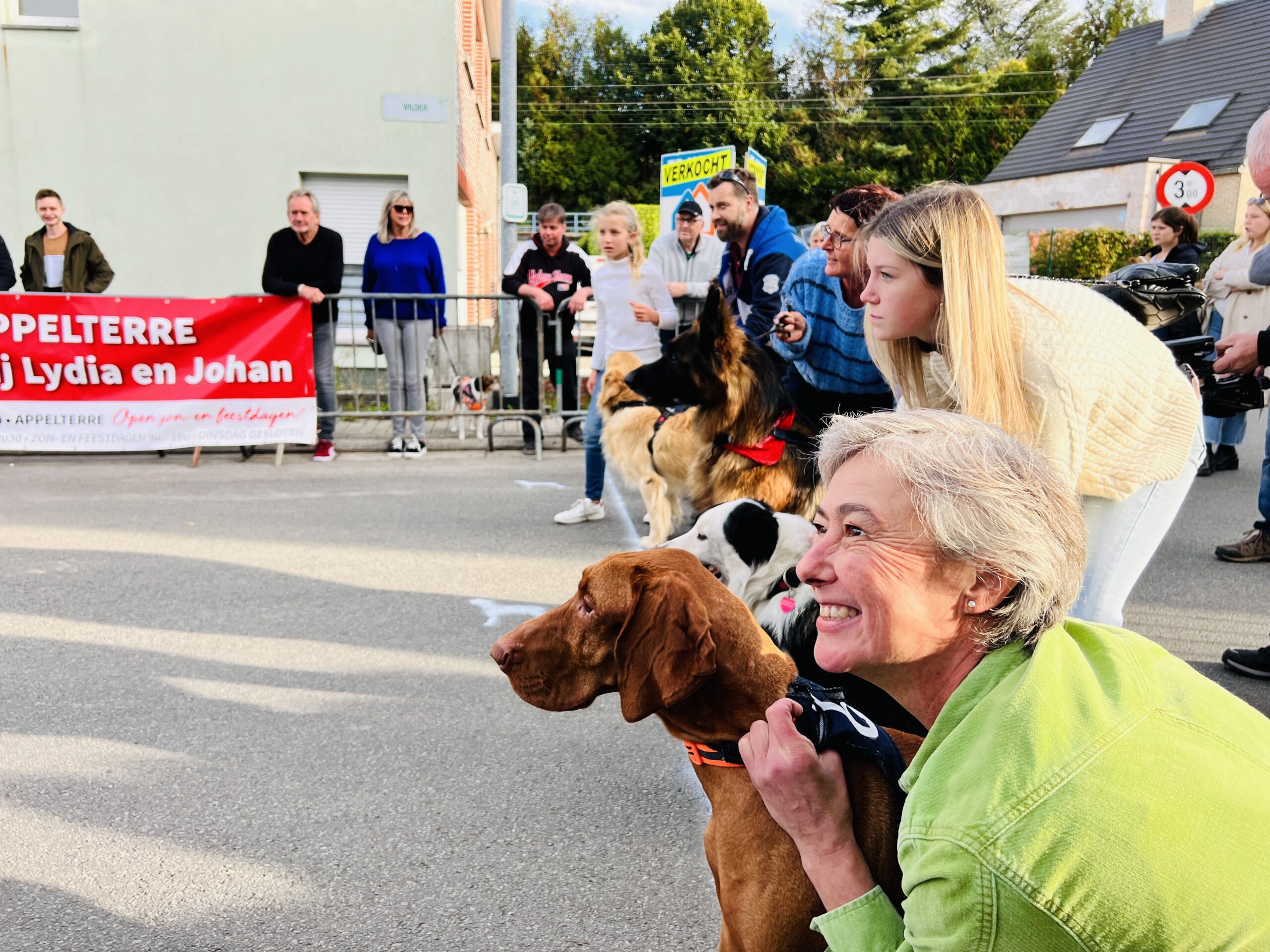 Met wapperende tong vierklauwens naar de meet