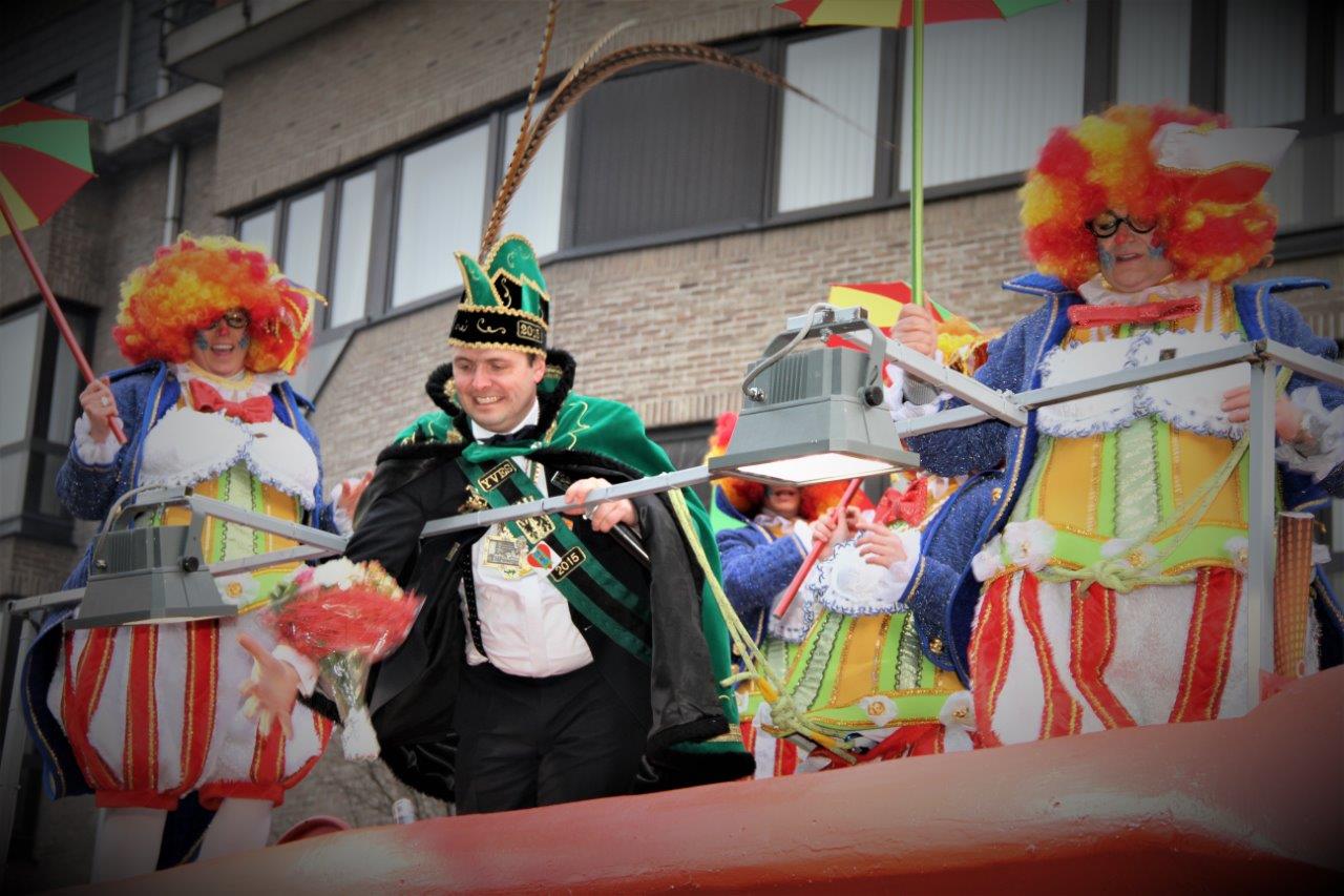 KC Don Jo hangt de zotskap aan de haak