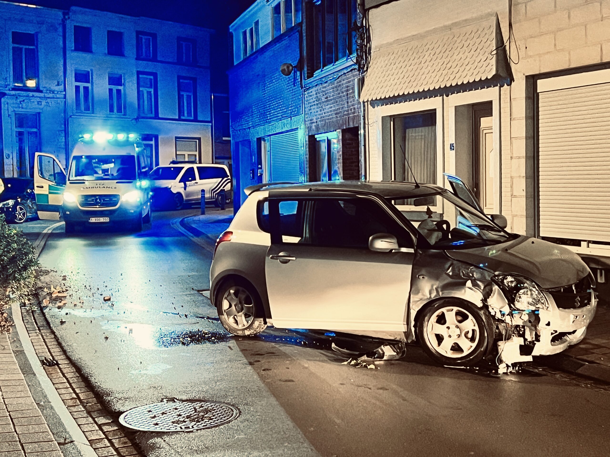 Auto uit de bocht in het centrum van Ninove