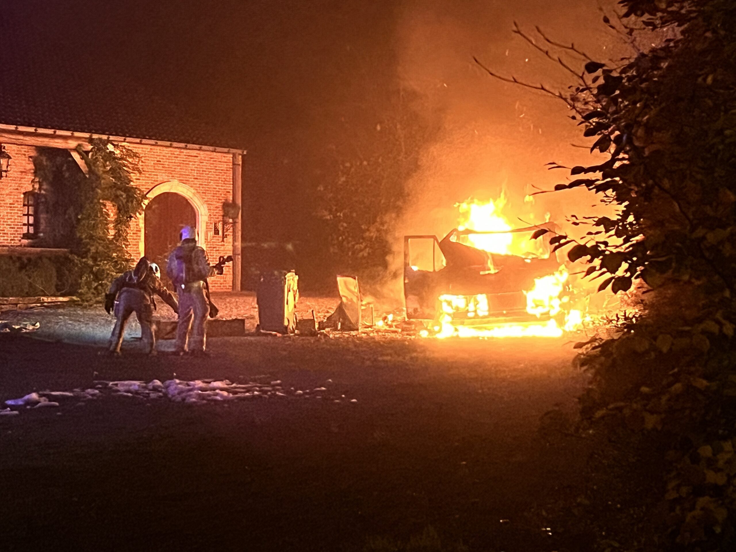 Zwerver steekt nu ook zijn mobilhome in brand