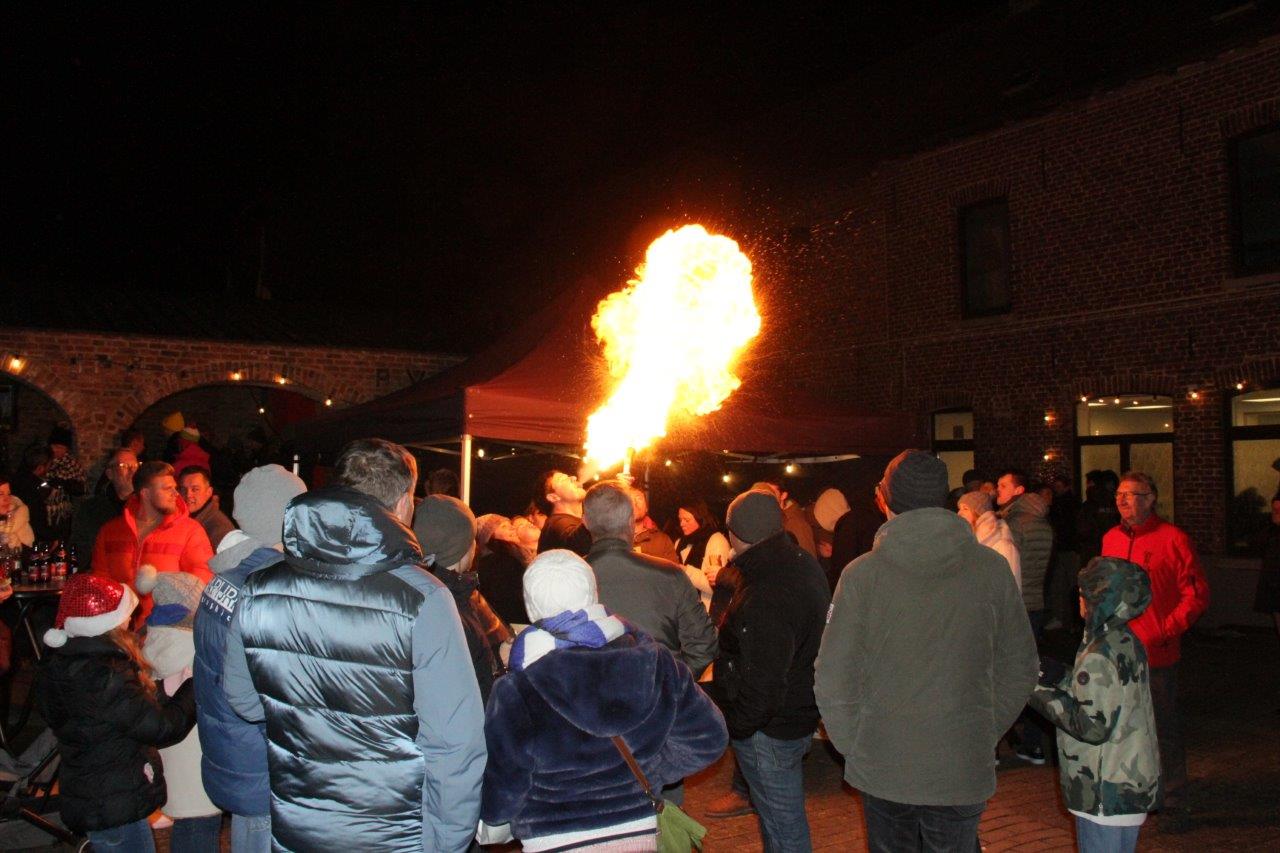 Gezellige drukte op kerstmarkt in pittoreske omgeving