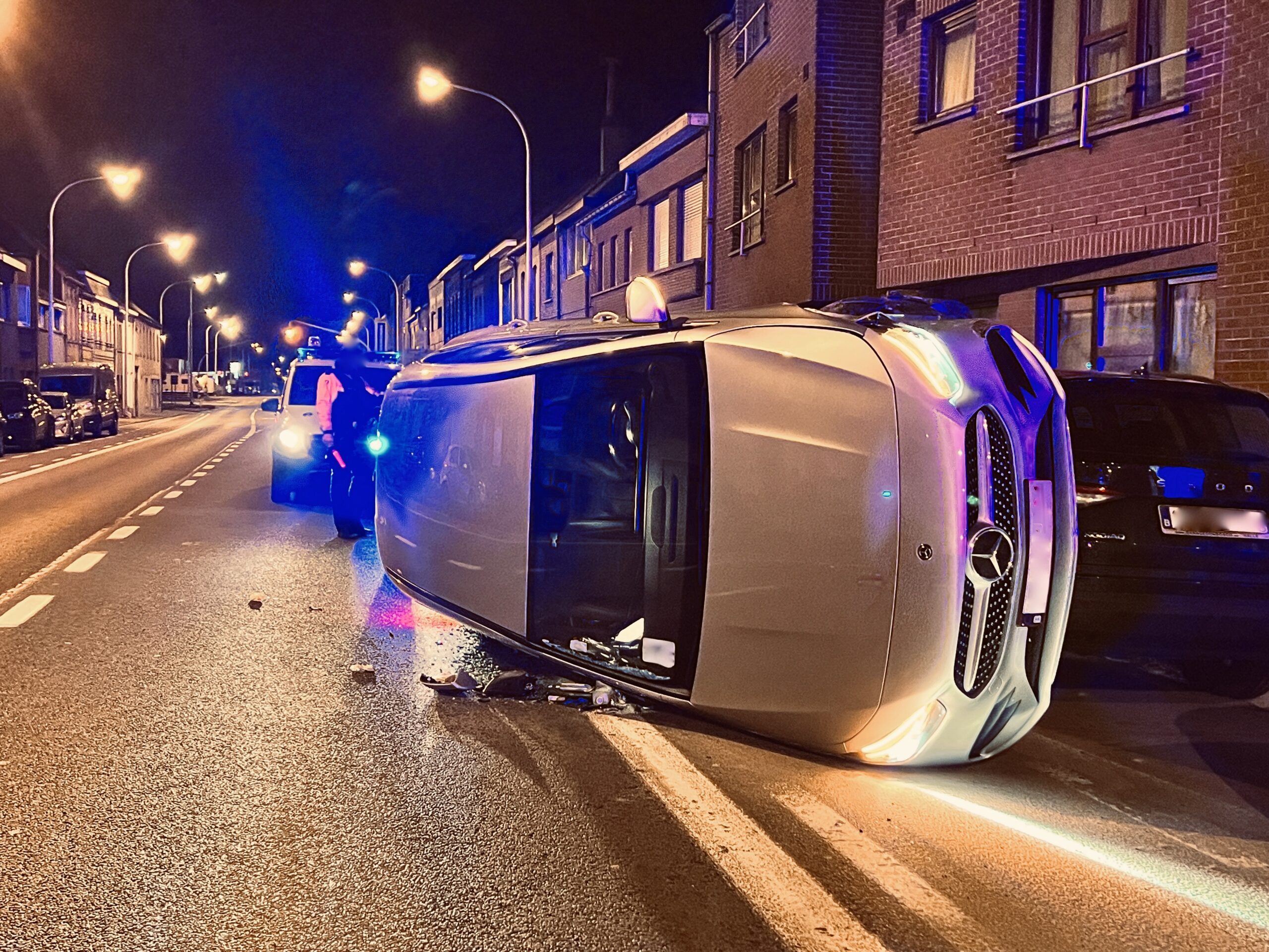 Auto belandt op zijn zij op Brusselsesteenweg in Meerbeke